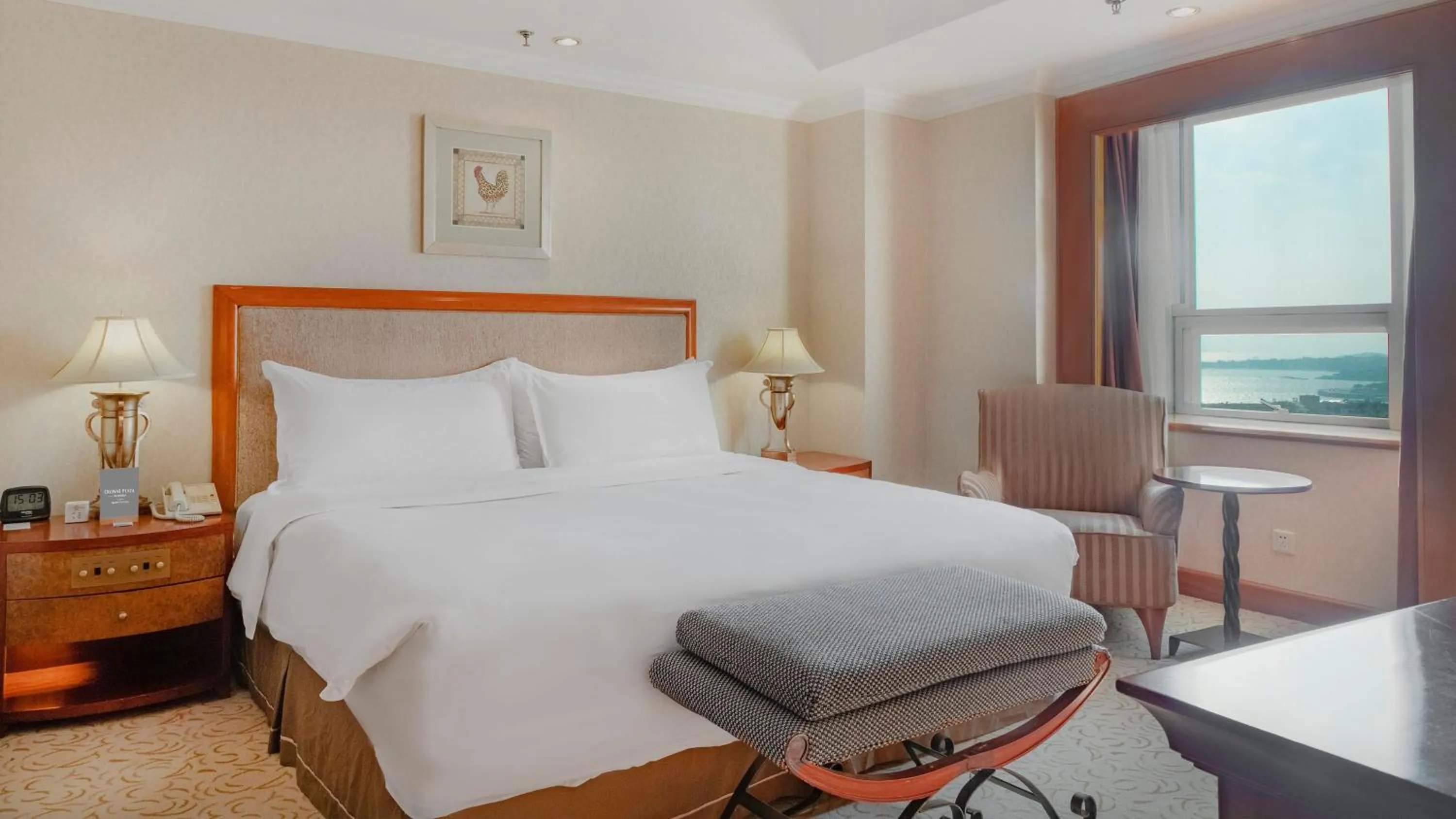 Photo of the whole room, Bed in Crowne Plaza Qingdao by IHG