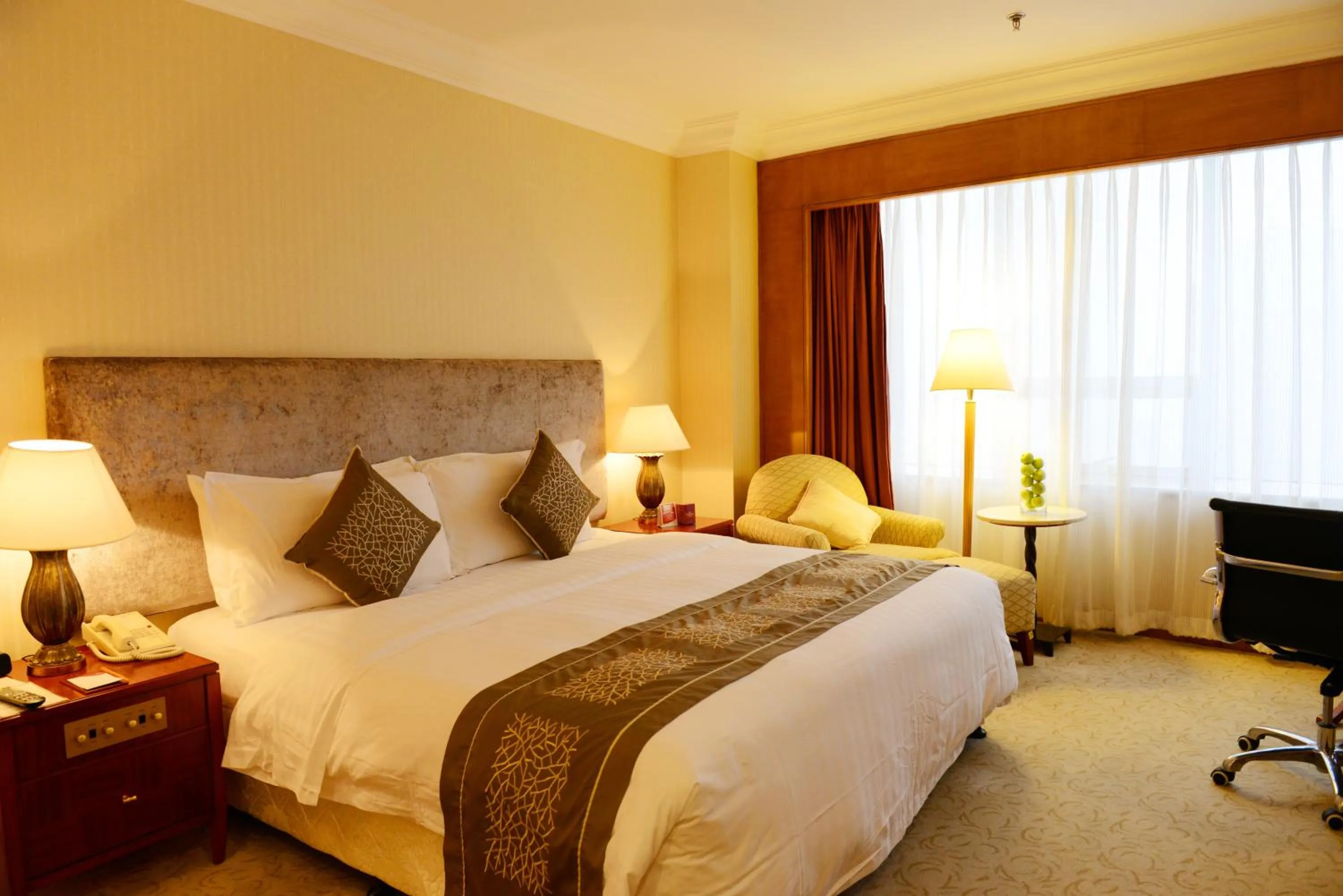Bedroom, Bed in Crowne Plaza Qingdao by IHG