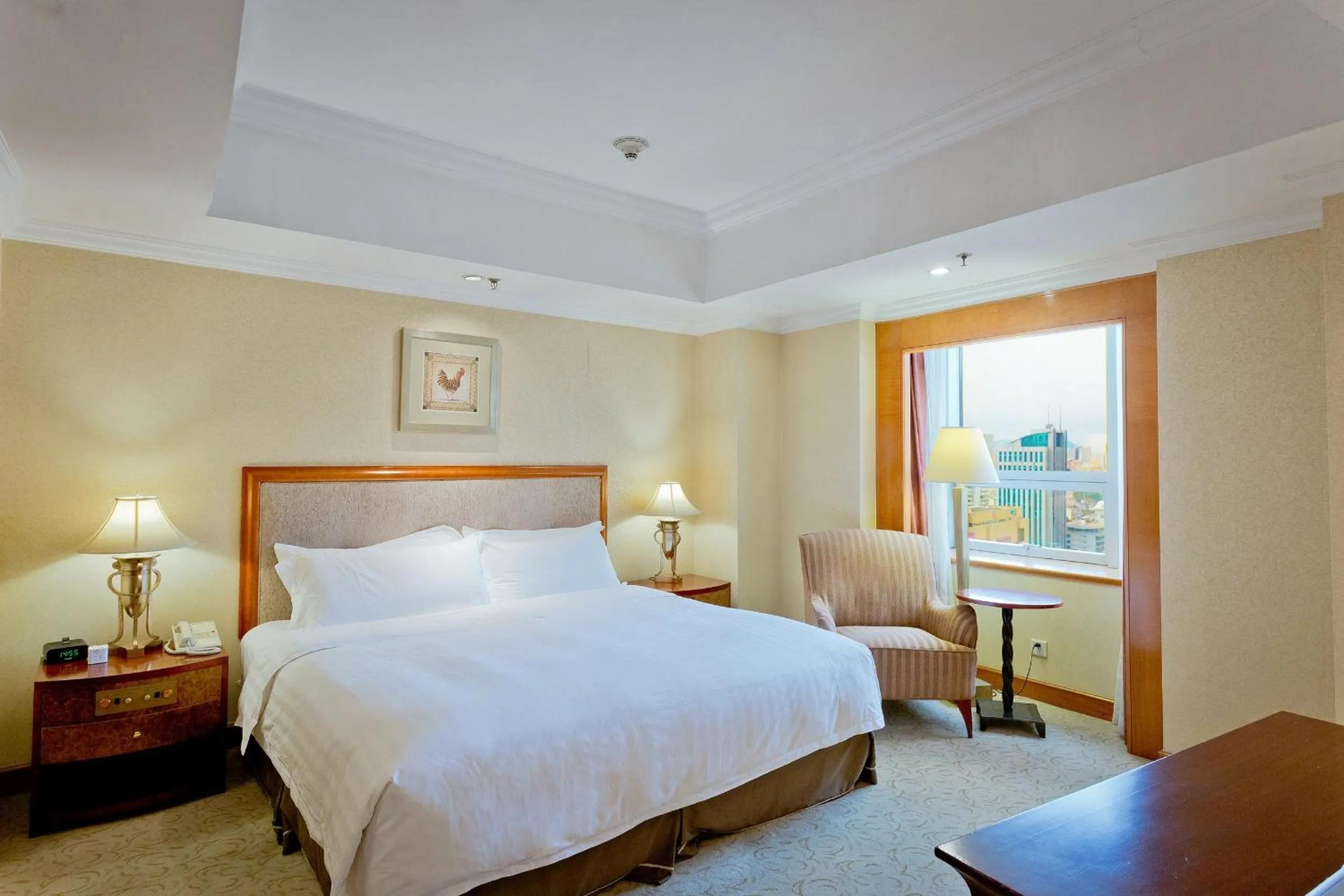 Photo of the whole room, Bed in Crowne Plaza Qingdao by IHG
