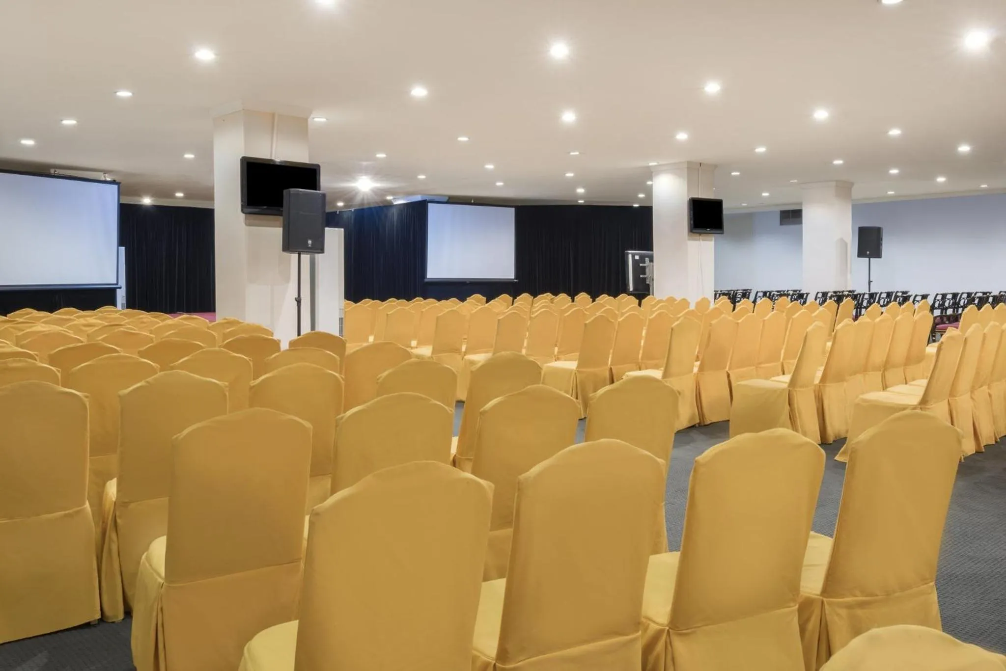 Meeting/conference room in Crowne Plaza Qingdao by IHG