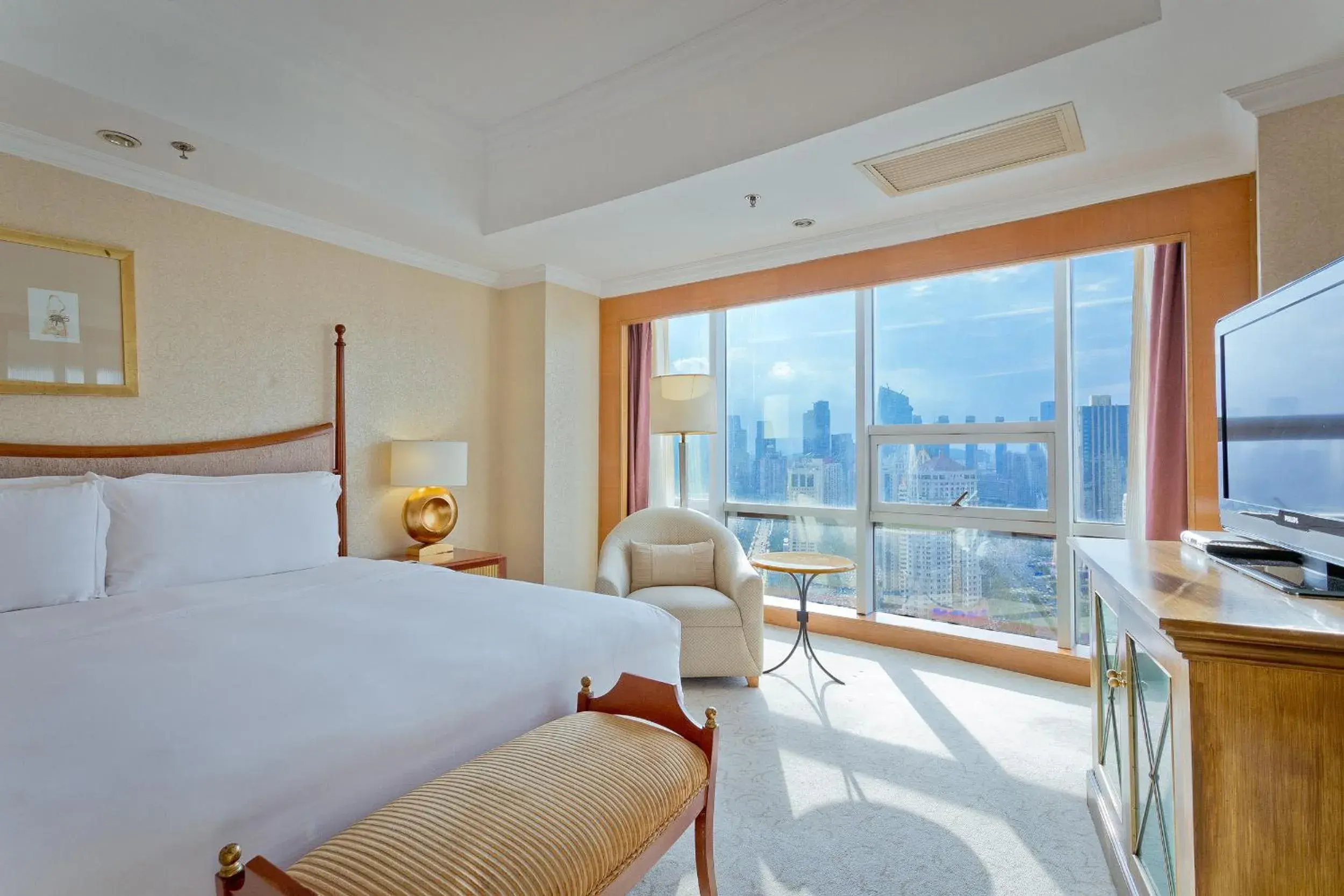Executive Business Suite in Crowne Plaza Qingdao by IHG Executive Business Suite in Crowne Plaza Qingdao by IHG