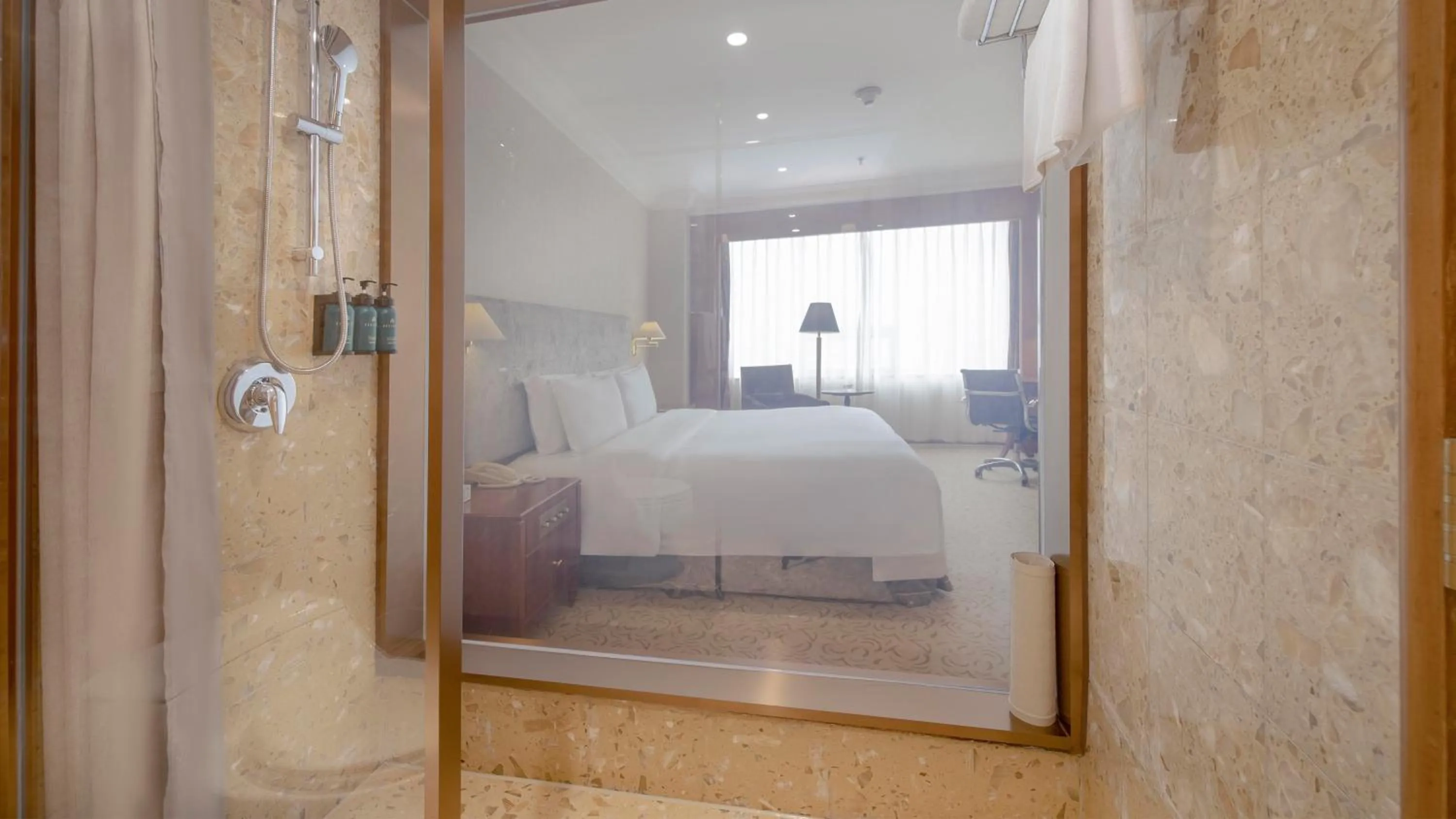 Photo of the whole room, Bed in Crowne Plaza Qingdao by IHG