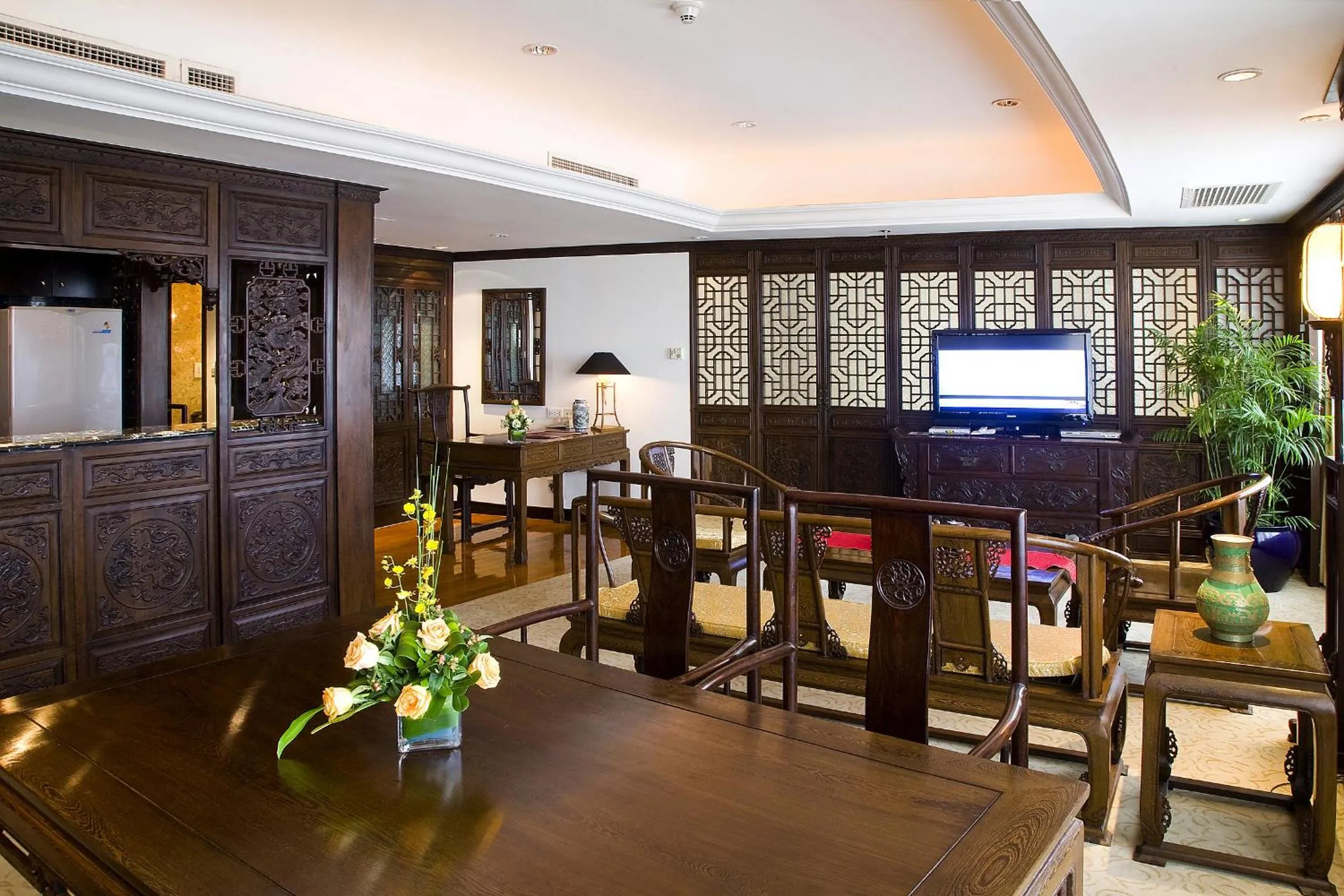 Living room in Crowne Plaza Qingdao by IHG