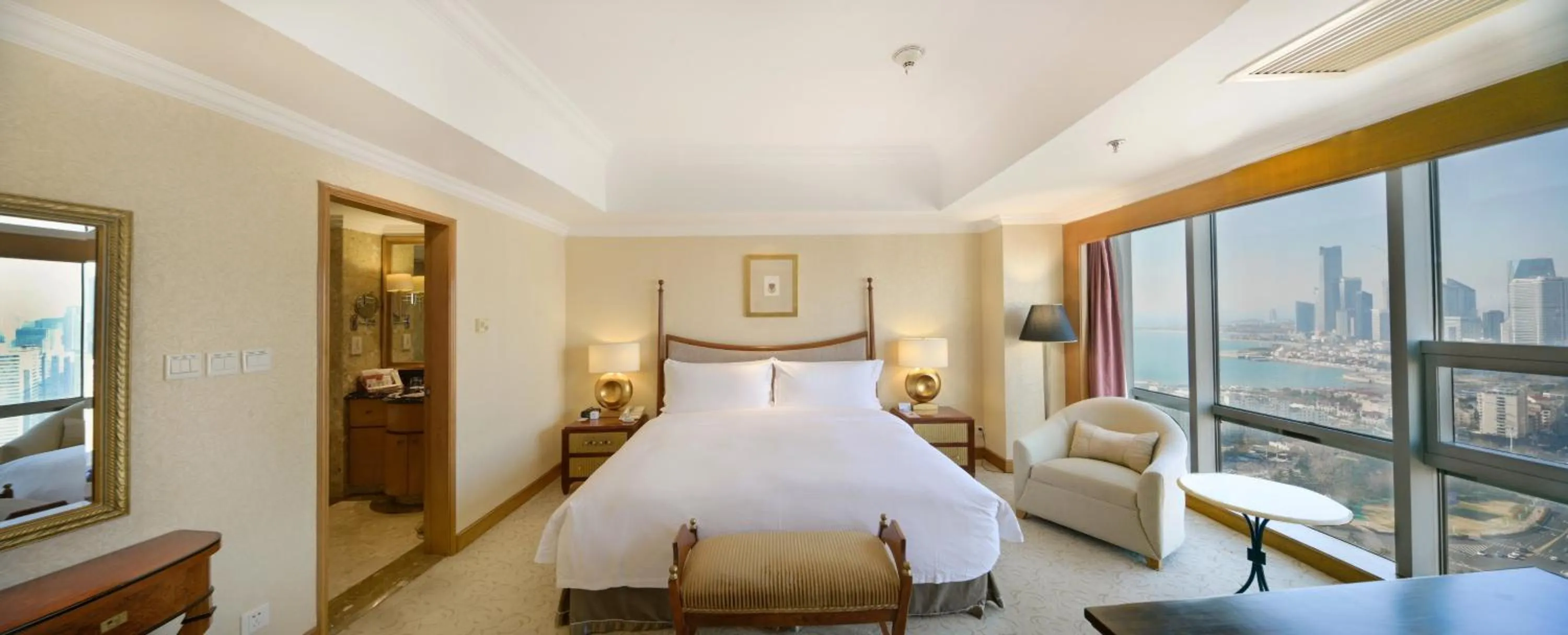 Photo of the whole room, Bed in Crowne Plaza Qingdao by IHG