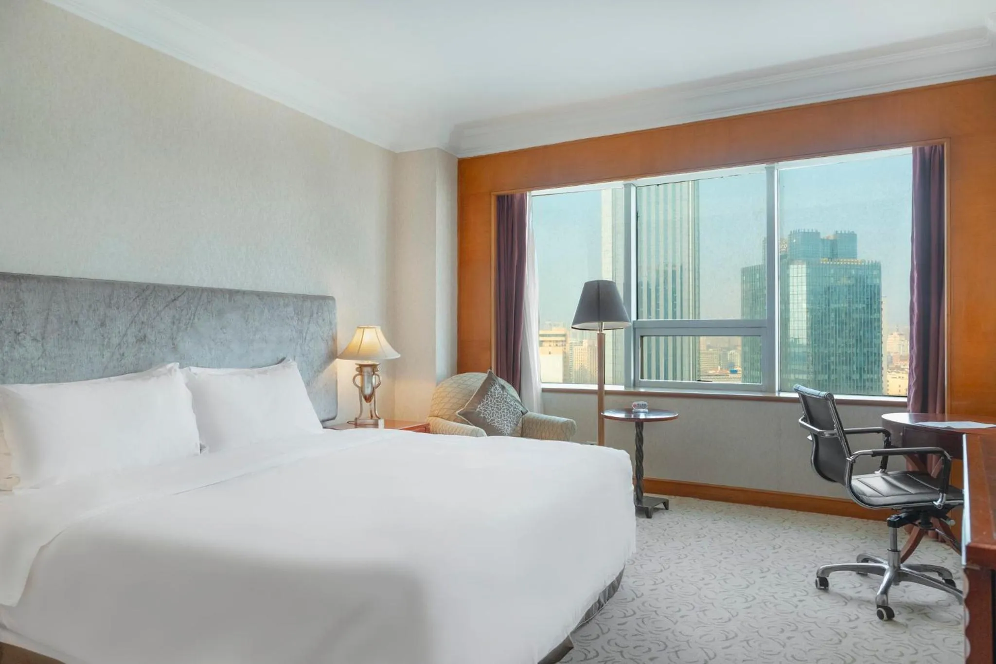 Photo of the whole room, Bed in Crowne Plaza Qingdao by IHG
