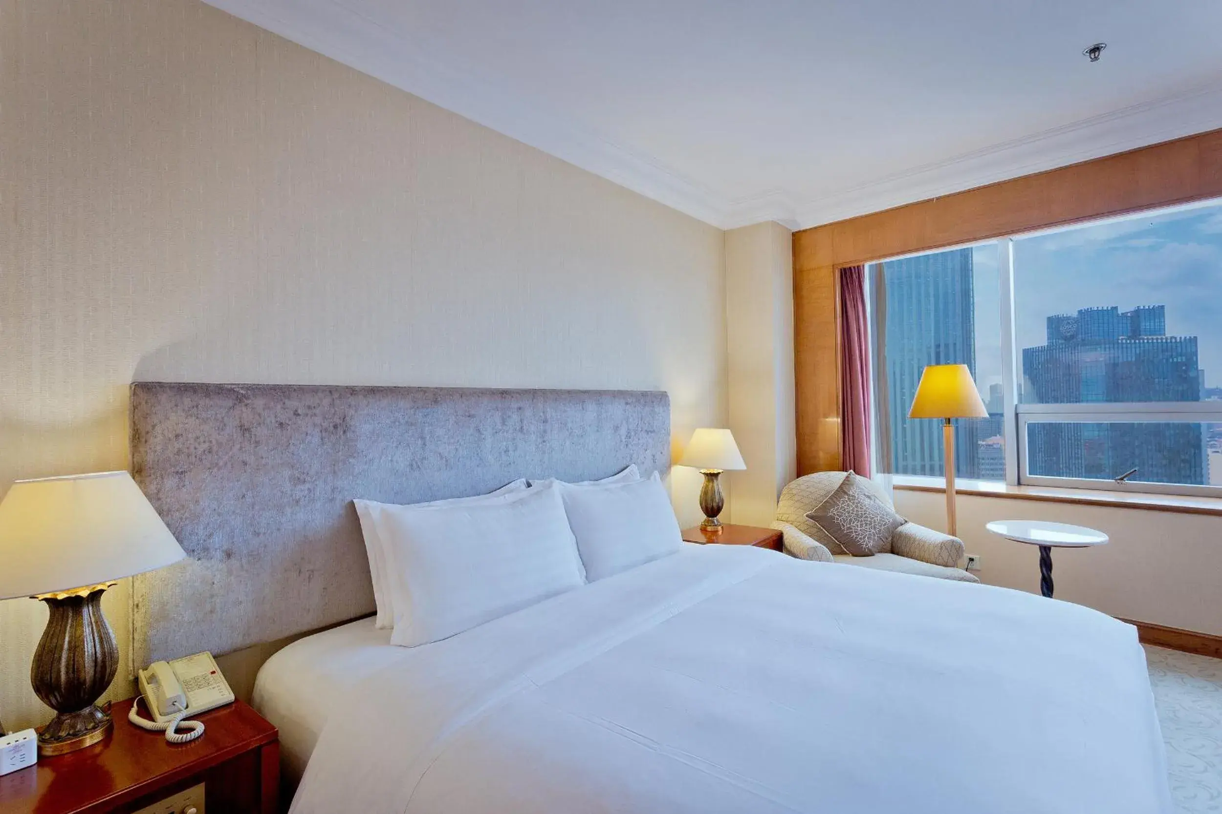 Standard King Room in Crowne Plaza Qingdao by IHG Standard King Room in Crowne Plaza Qingdao by IHG