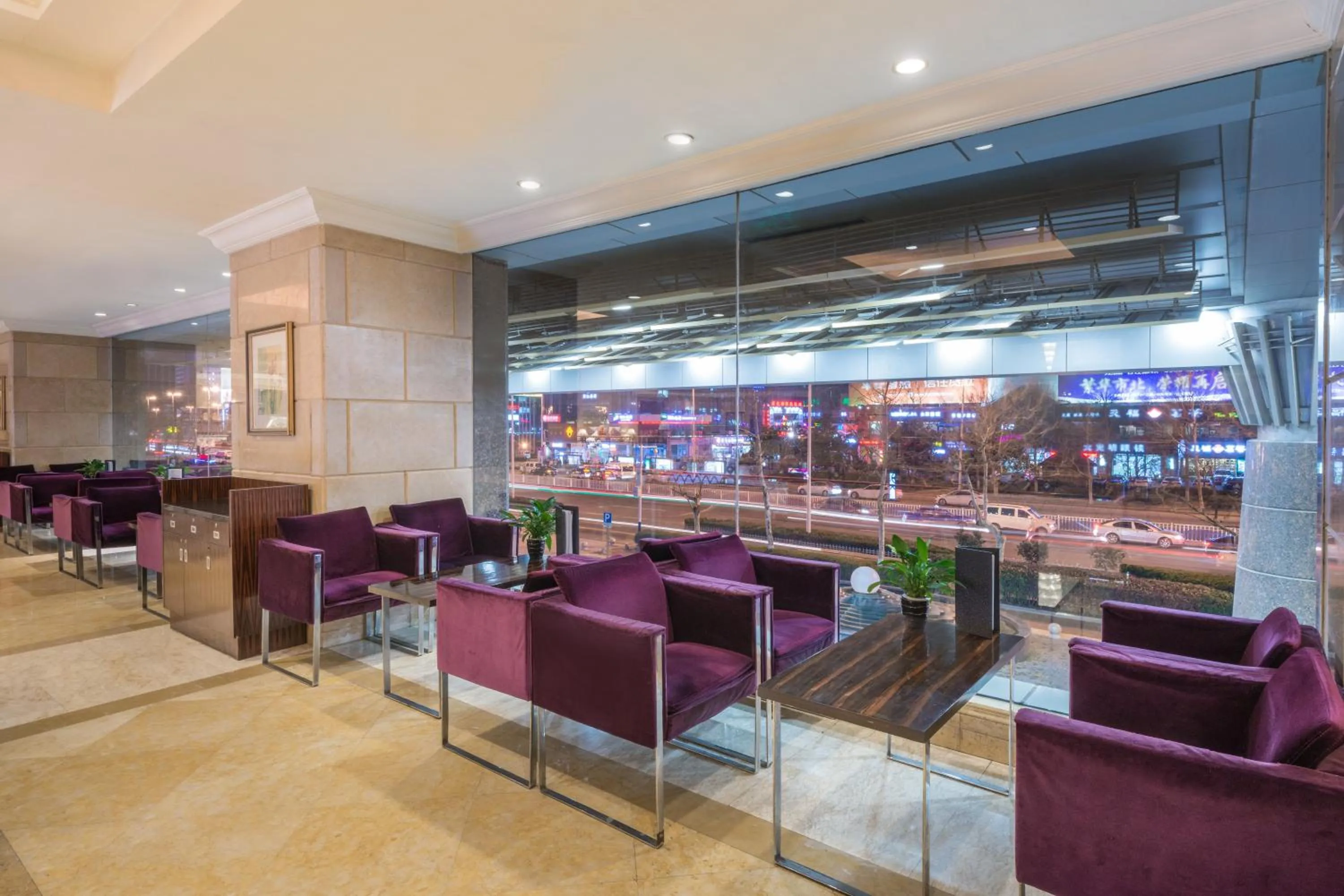 Lounge or bar in Crowne Plaza Qingdao by IHG