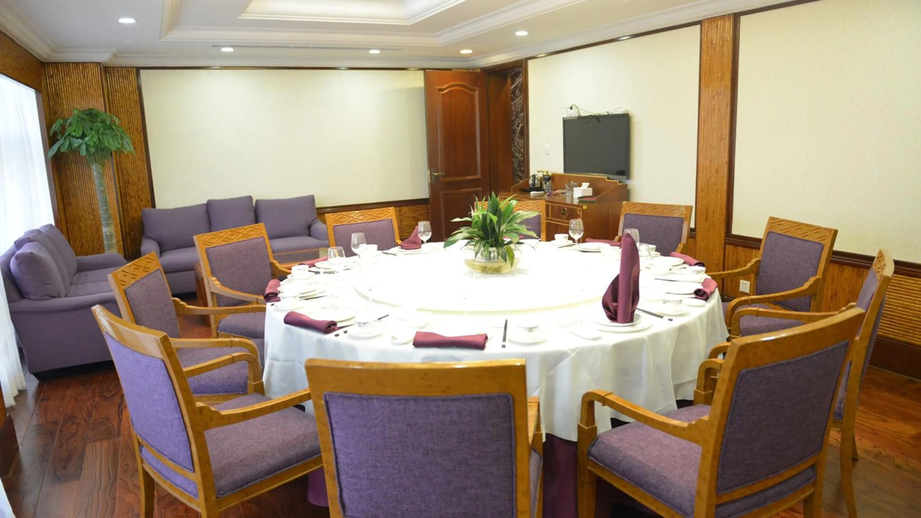 Restaurant/places to eat in Crowne Plaza Qingdao by IHG