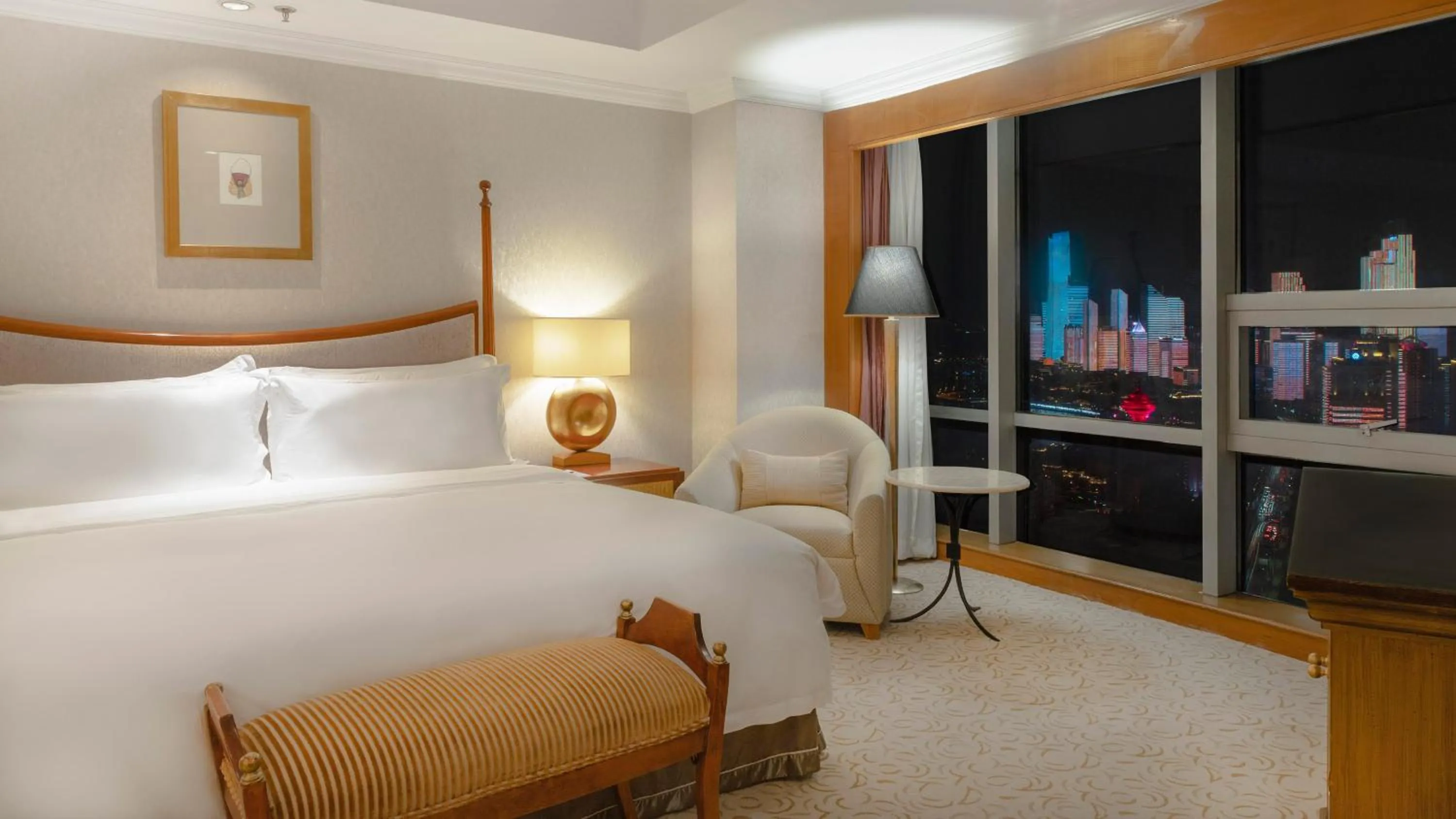 Photo of the whole room, Bed in Crowne Plaza Qingdao by IHG