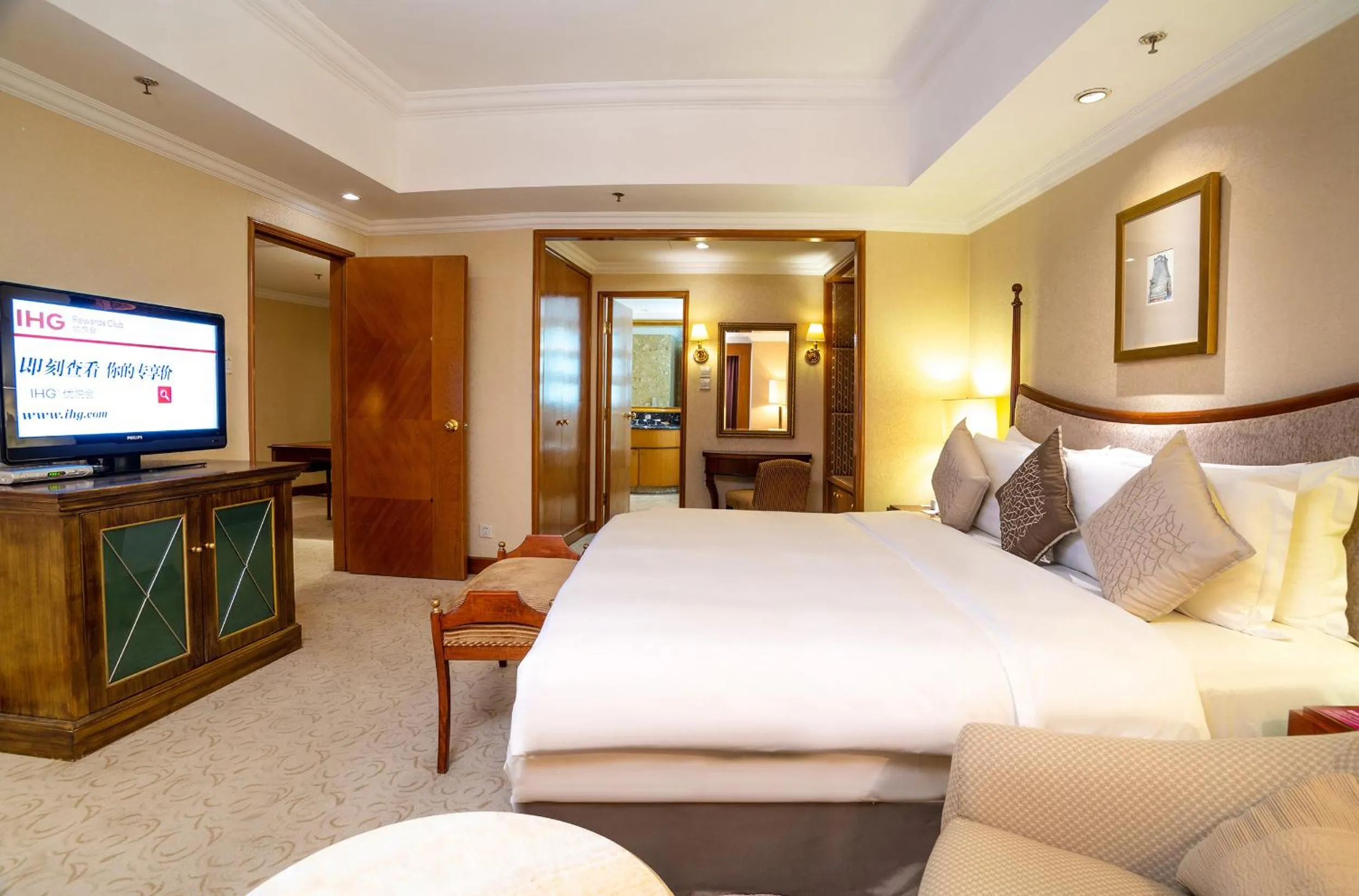 Photo of the whole room, Bed in Crowne Plaza Qingdao by IHG