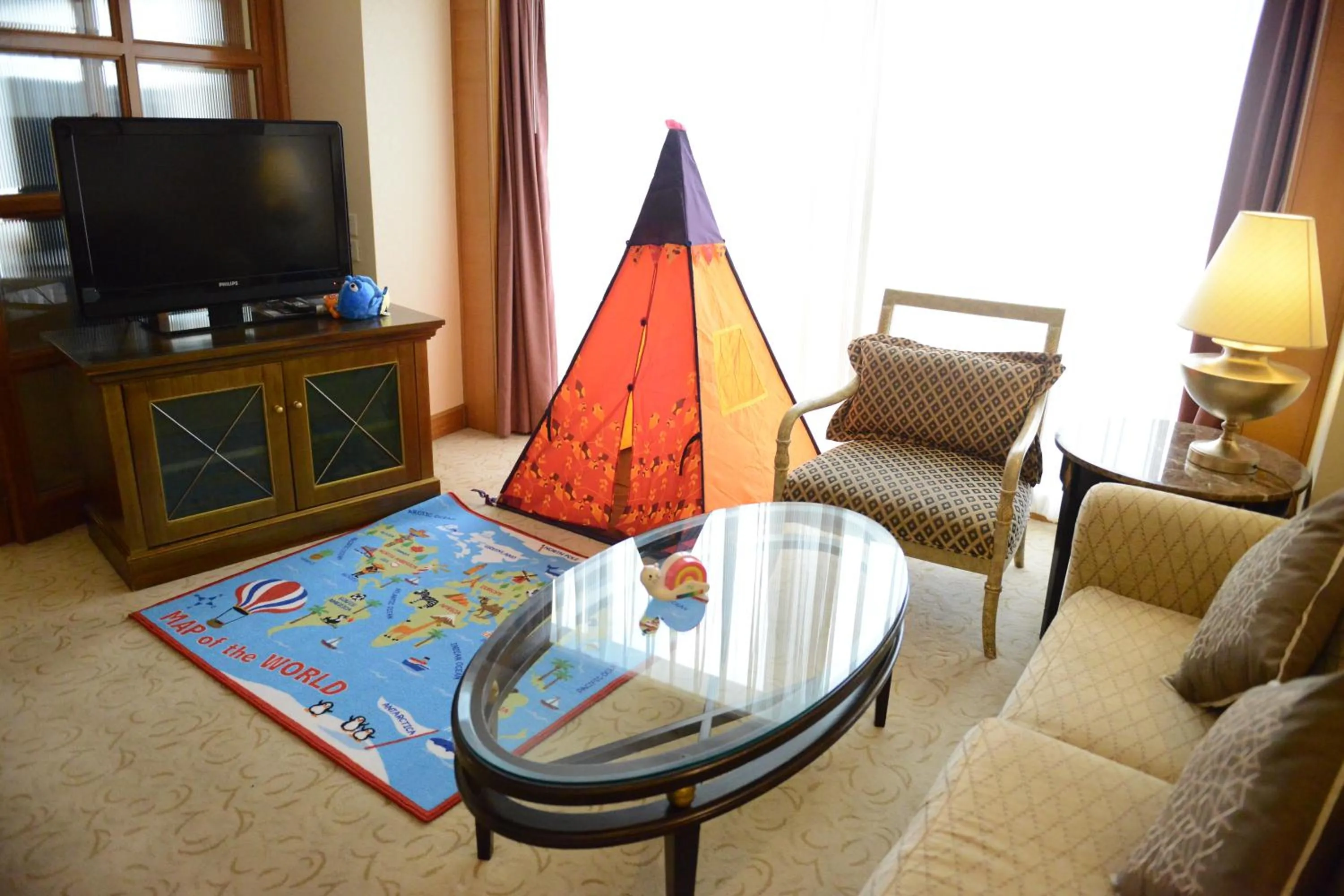 Living room in Crowne Plaza Qingdao by IHG