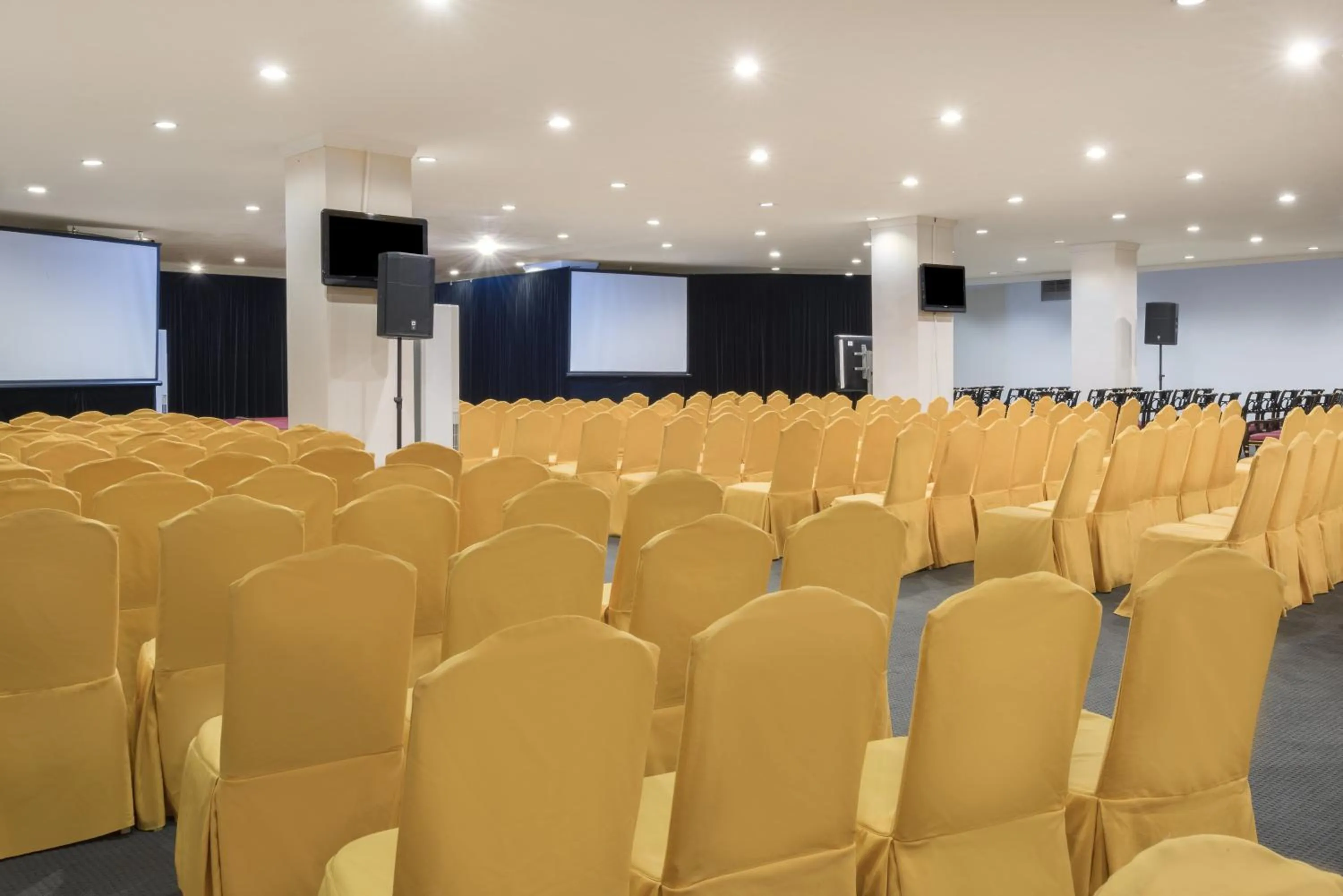 Meeting/conference room in Crowne Plaza Qingdao by IHG