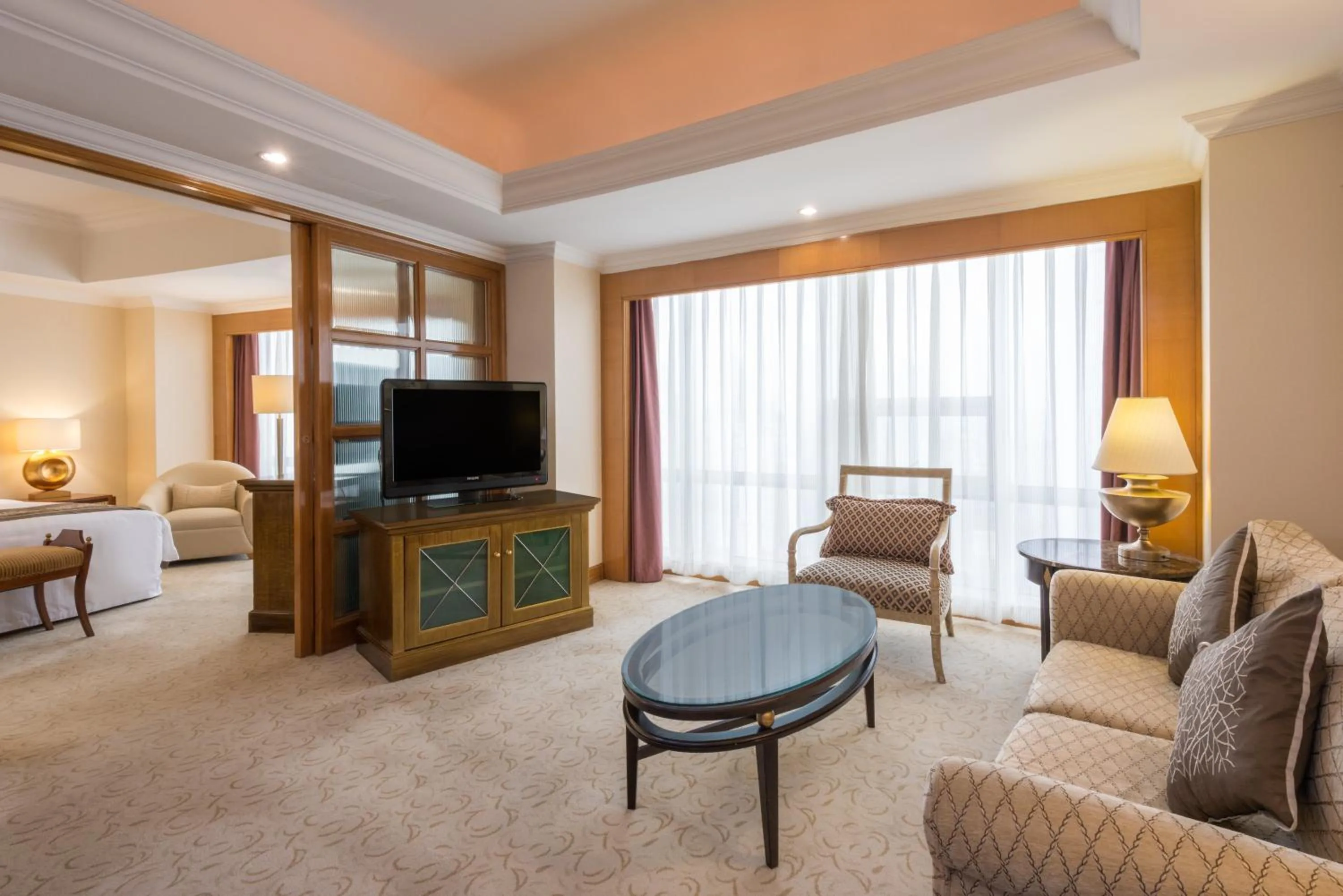 Photo of the whole room, Bed in Crowne Plaza Qingdao by IHG