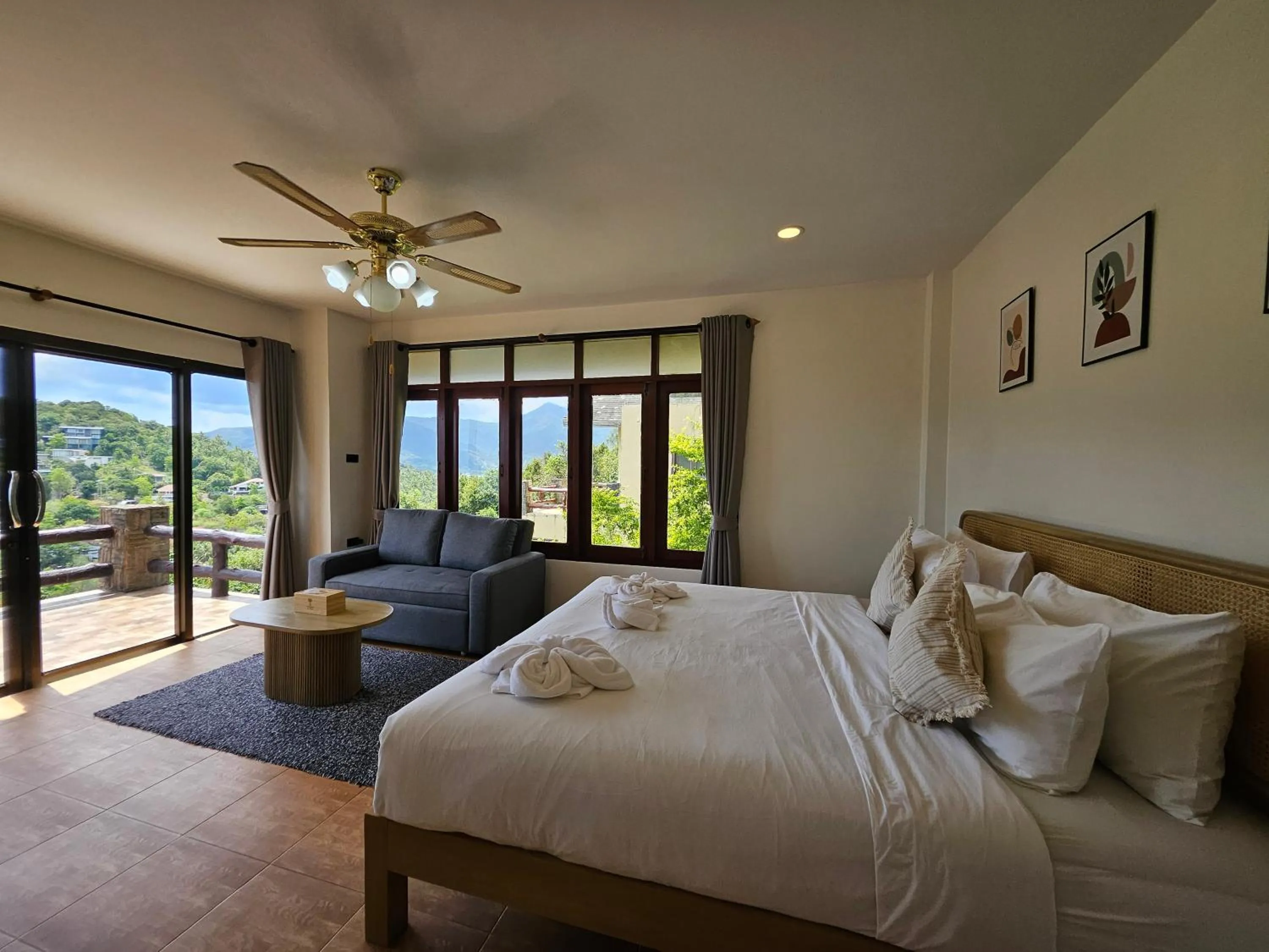 Photo of the whole room, Bed in Phangan Utopia Resort