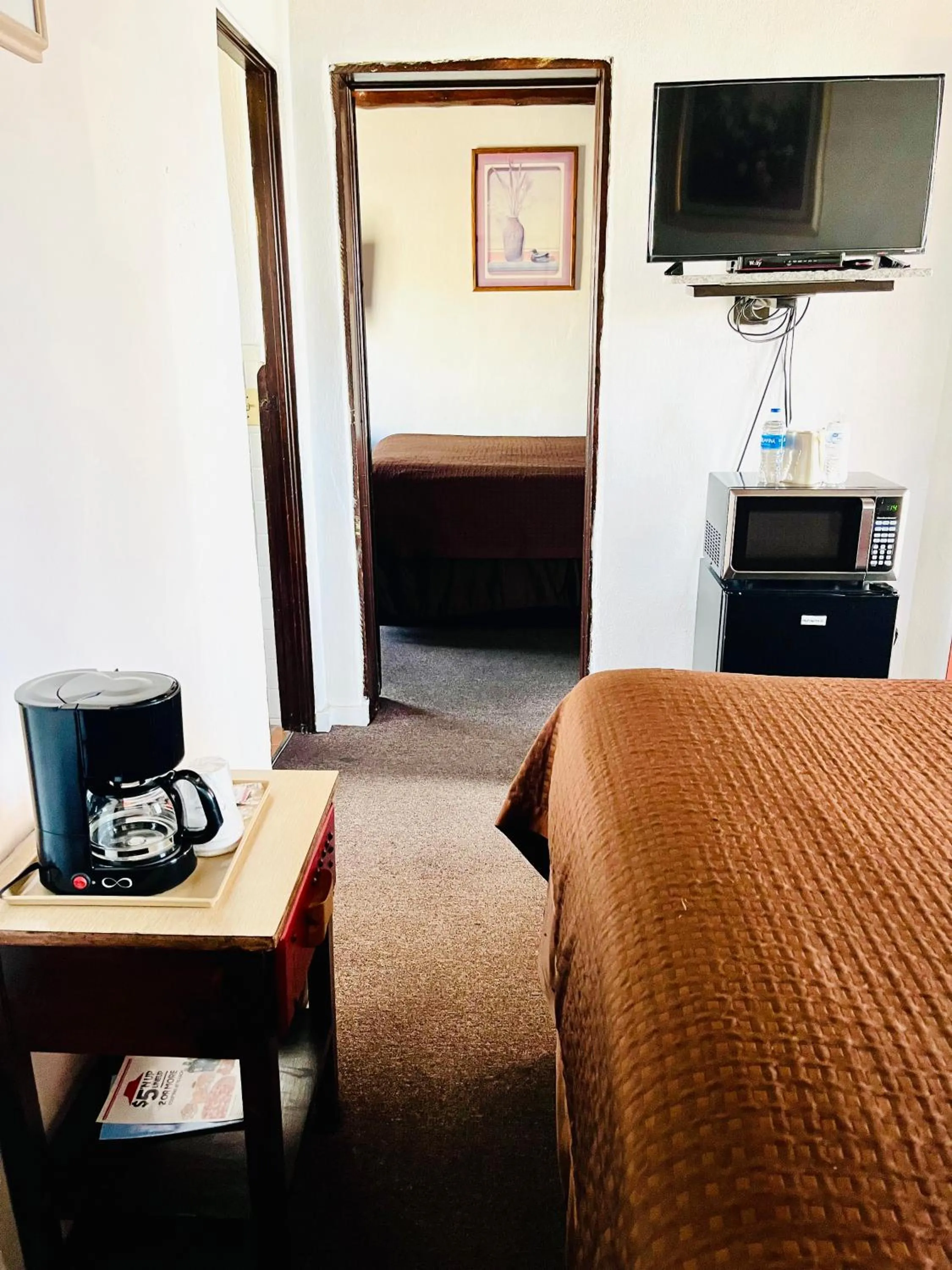 Bed in Cottonwood Court Motel