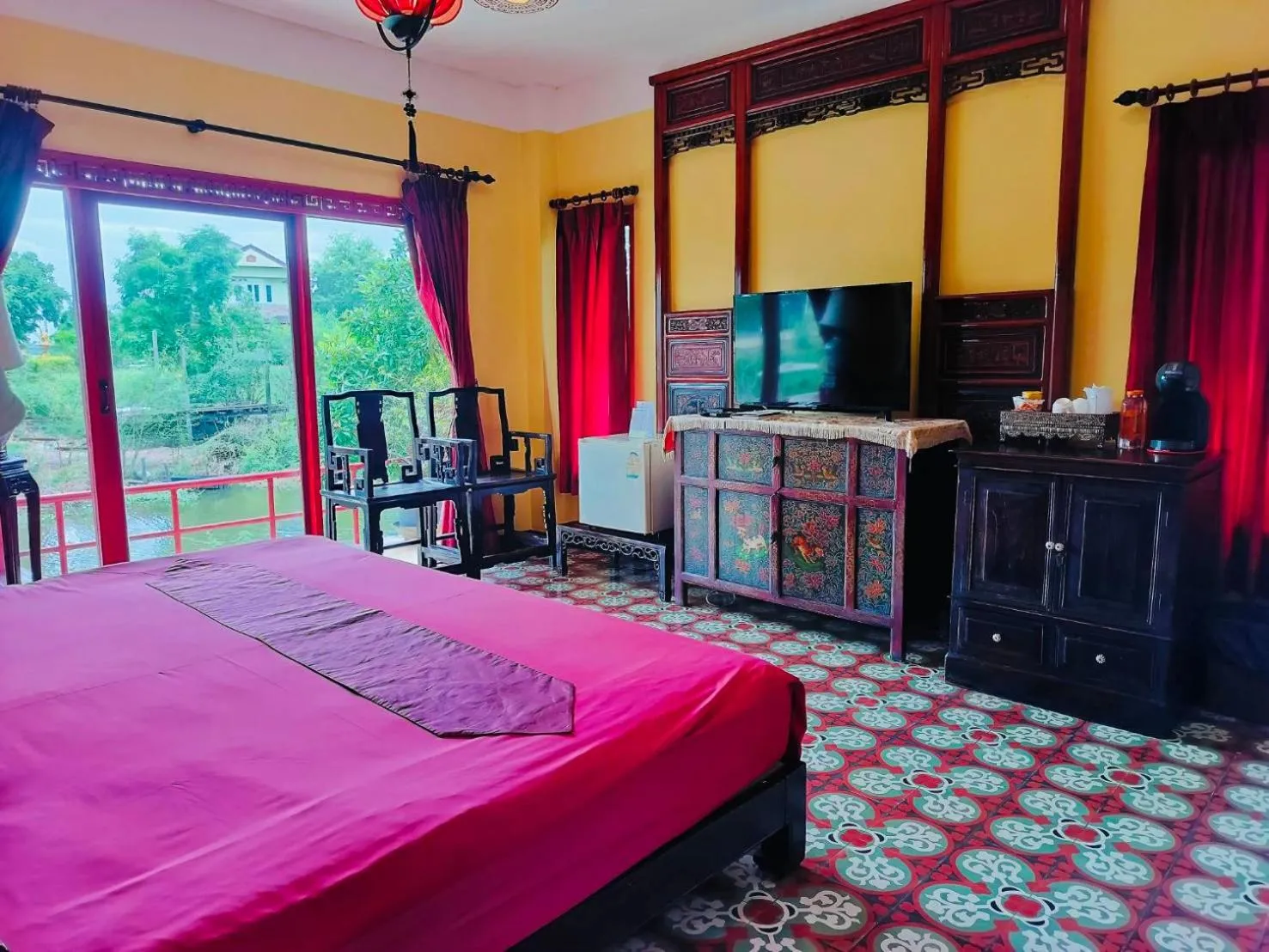 Bed in Pludhaya Resort & Spa