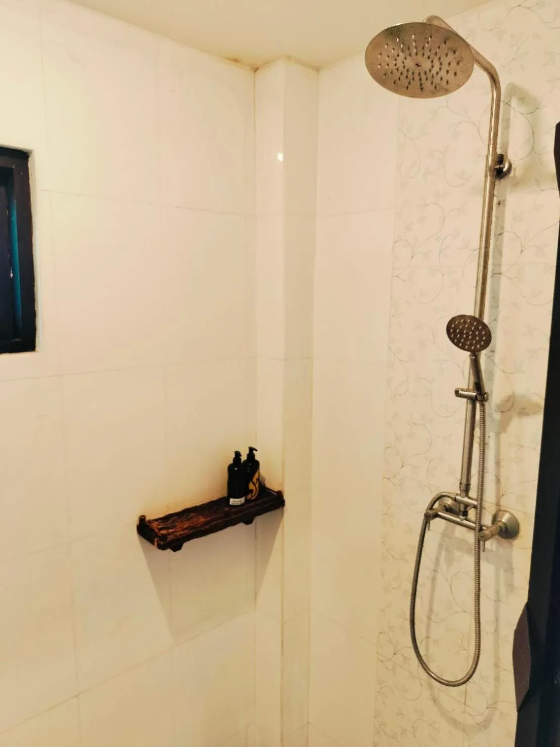 Shower in Pludhaya Resort & Spa