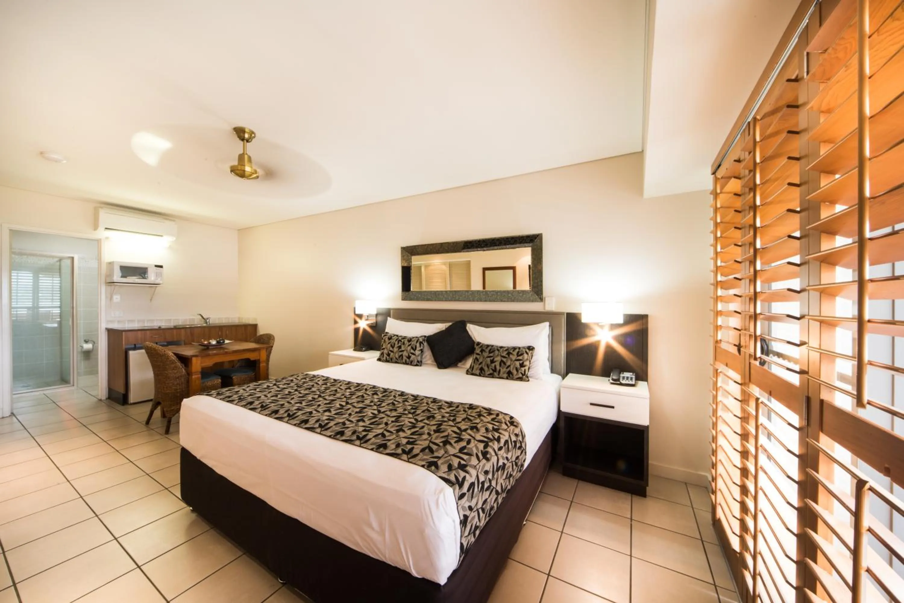 Kitchen or kitchenette, Bed in Portside Whitsunday Luxury Holiday Apartments