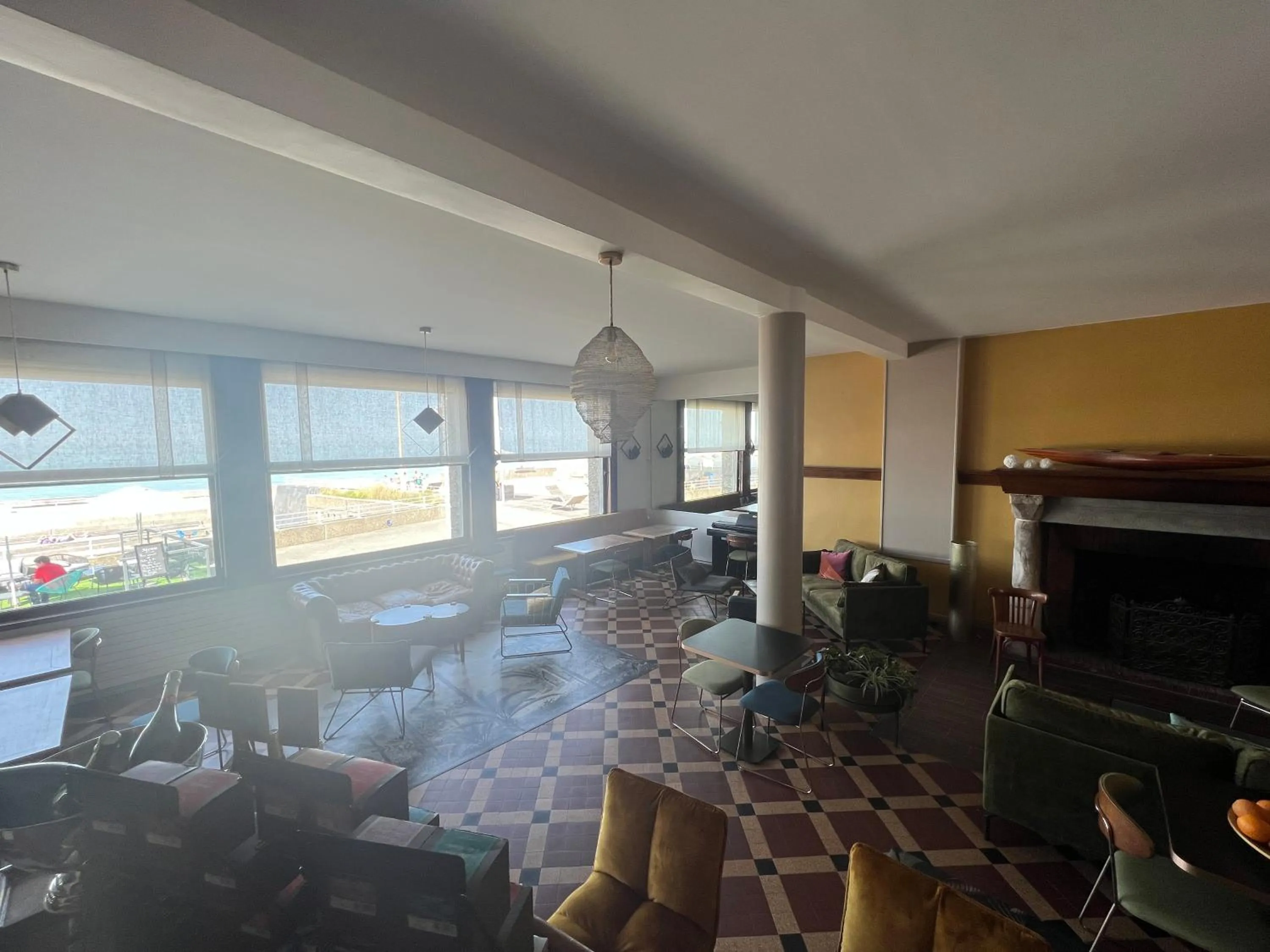 Restaurant/places to eat in Boutique Hôtel La Maison des Galets sur le front de mer