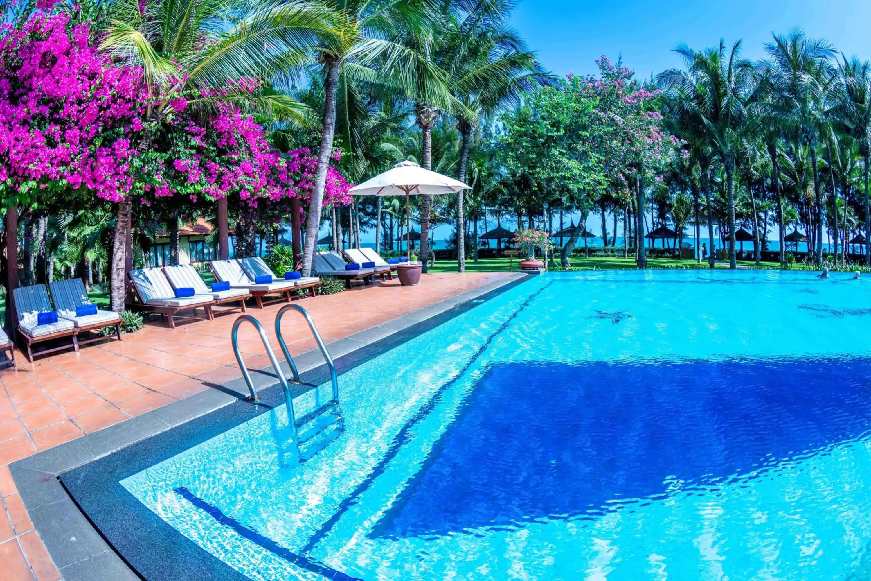 Swimming pool in Sunny Beach Resort & Spa Mui Ne