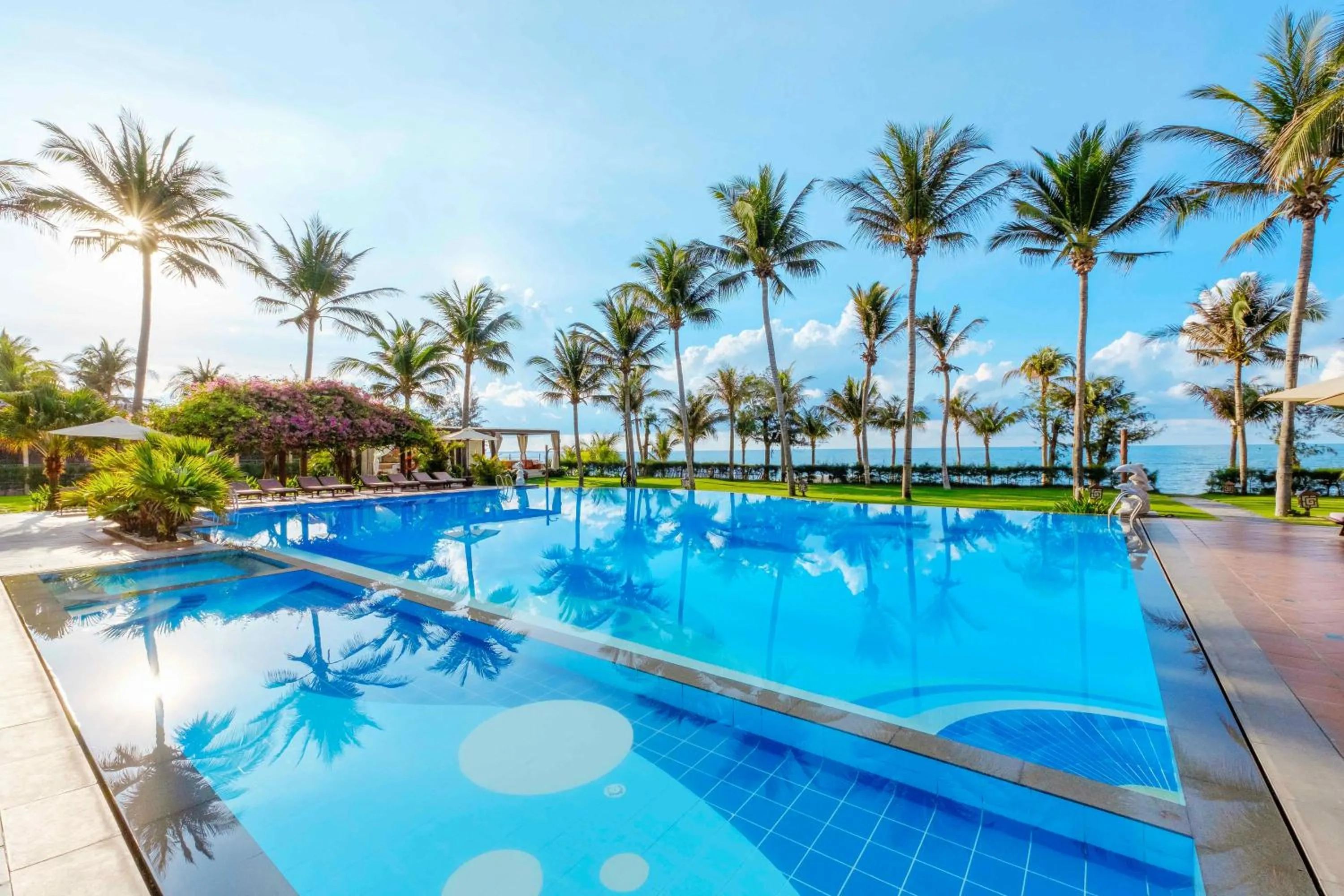 Swimming pool in Sunny Beach Resort & Spa Mui Ne