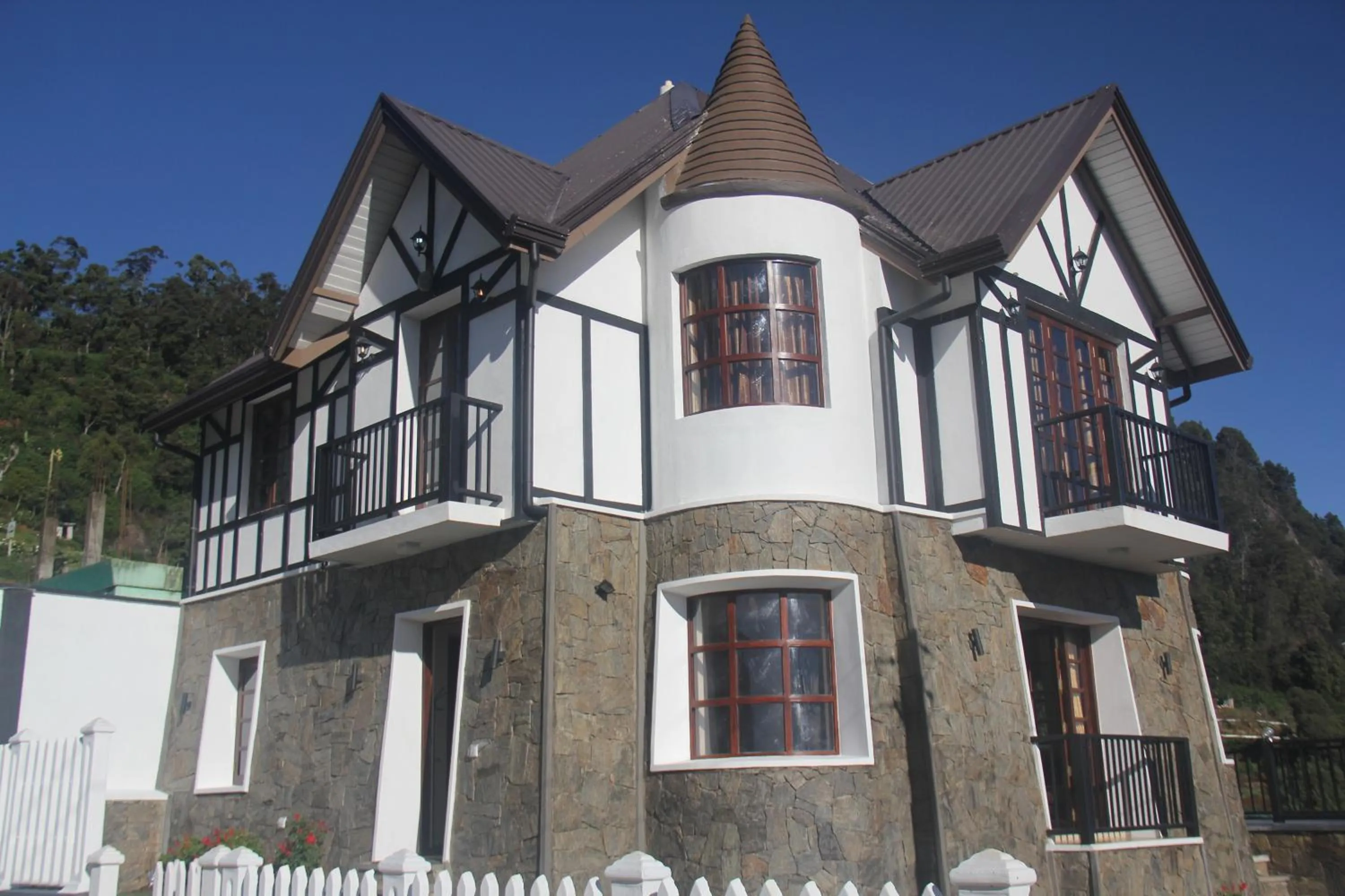 Facade/entrance in Villa de Roshe