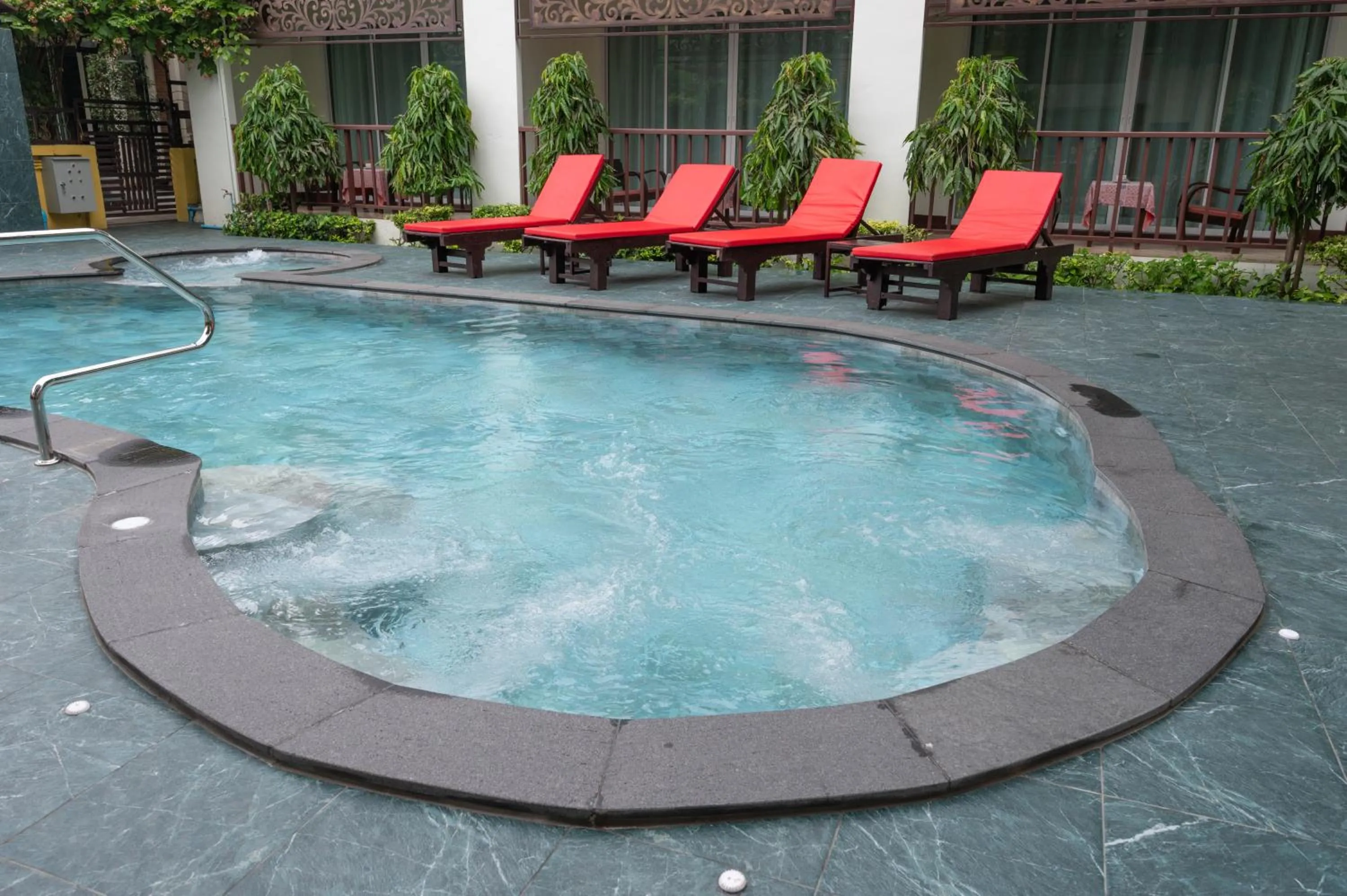 Swimming pool in Riverside House Hotel