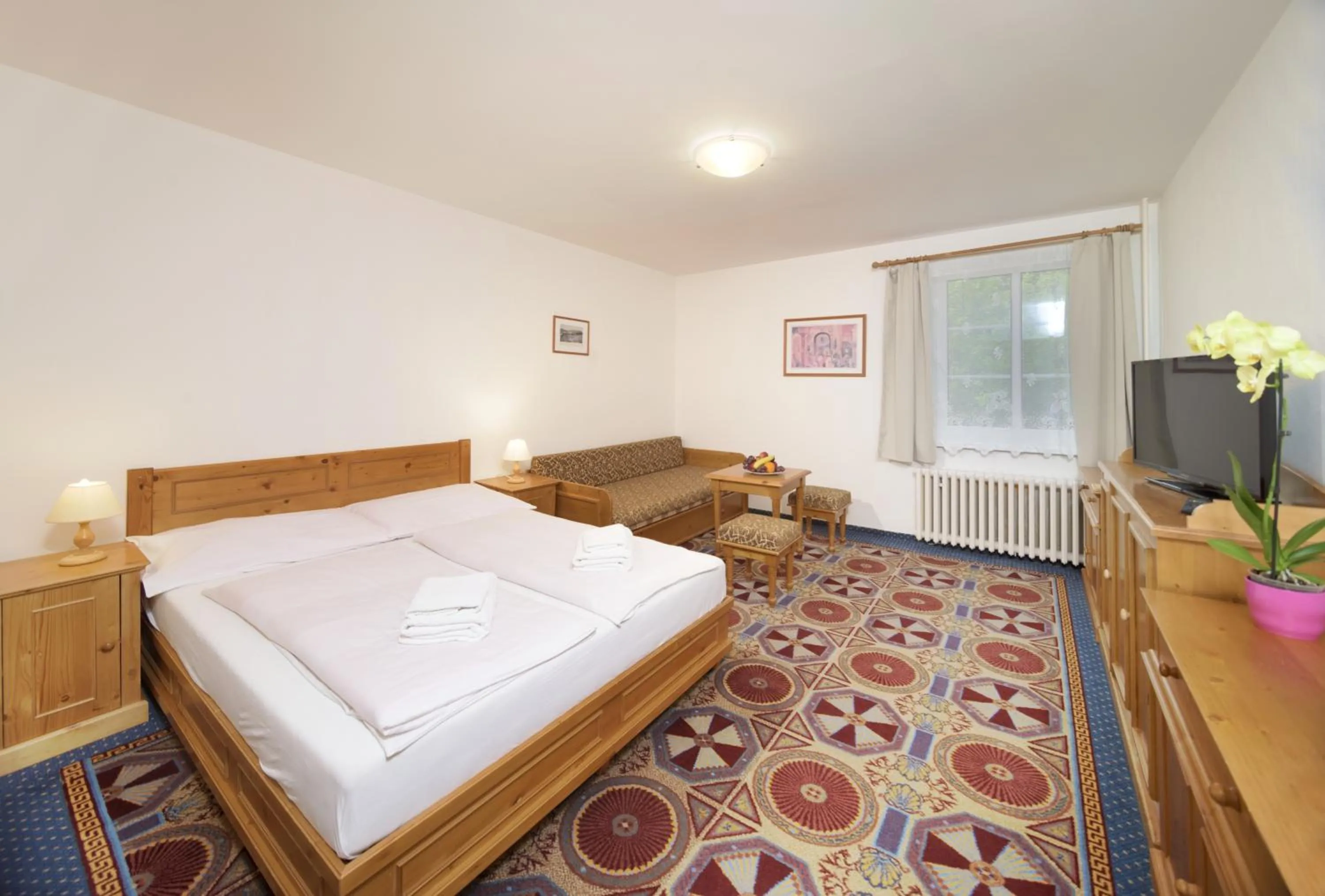 Property building, Bed in Hotel Tři Růže