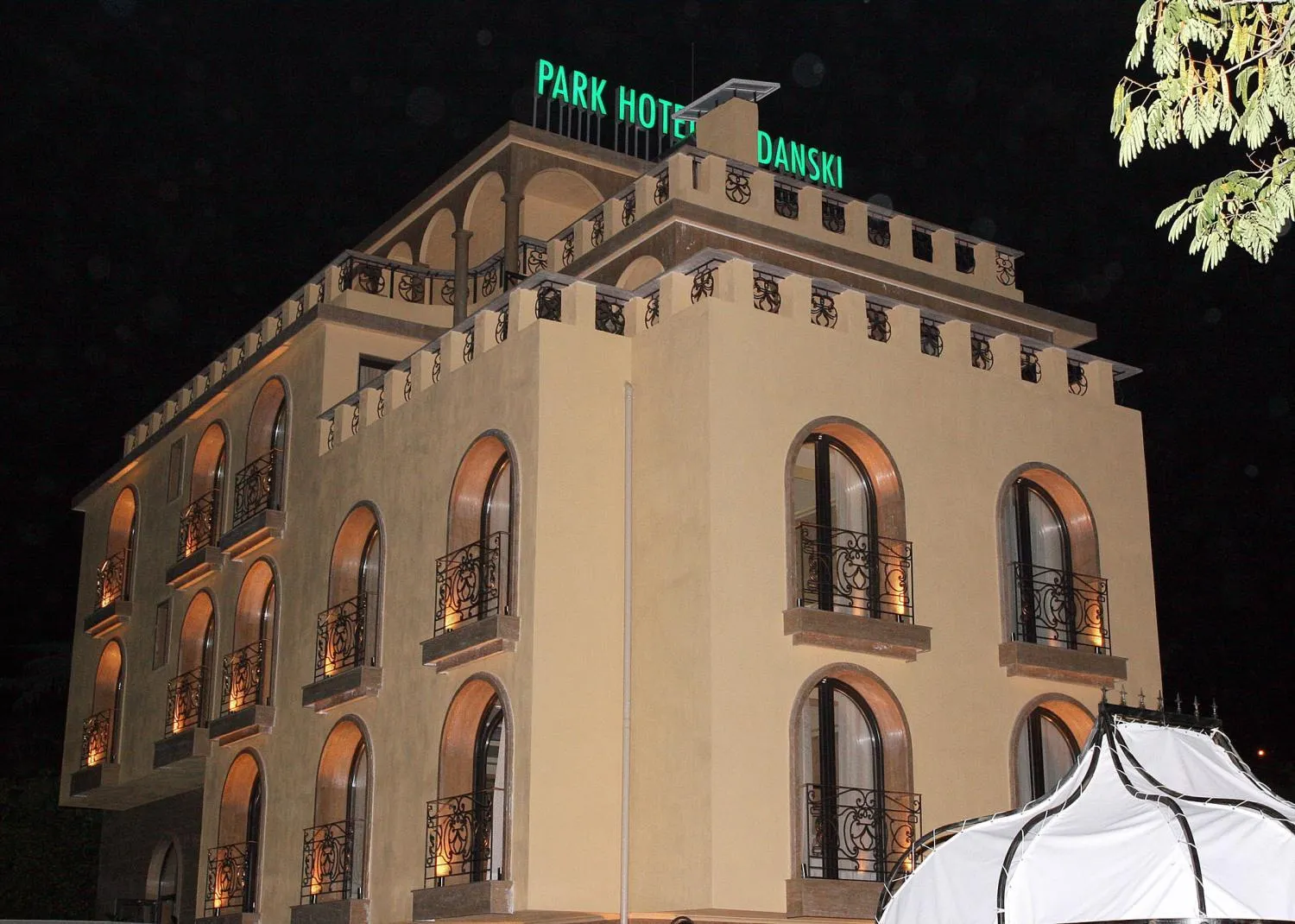 Facade/entrance in Park Hotel Sandanski