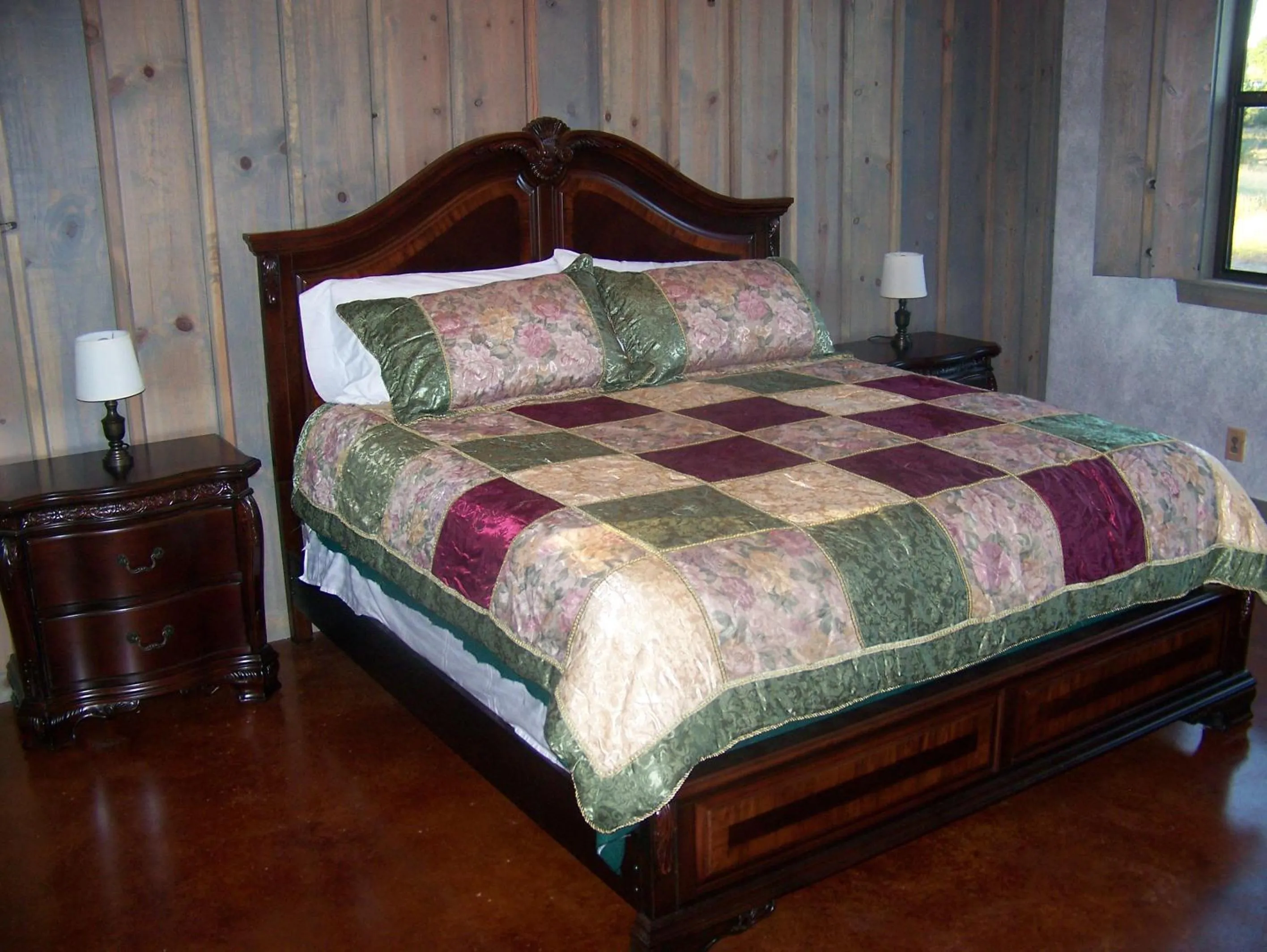 Bed in Breezy Hills Cottages - Hill Top Cottage