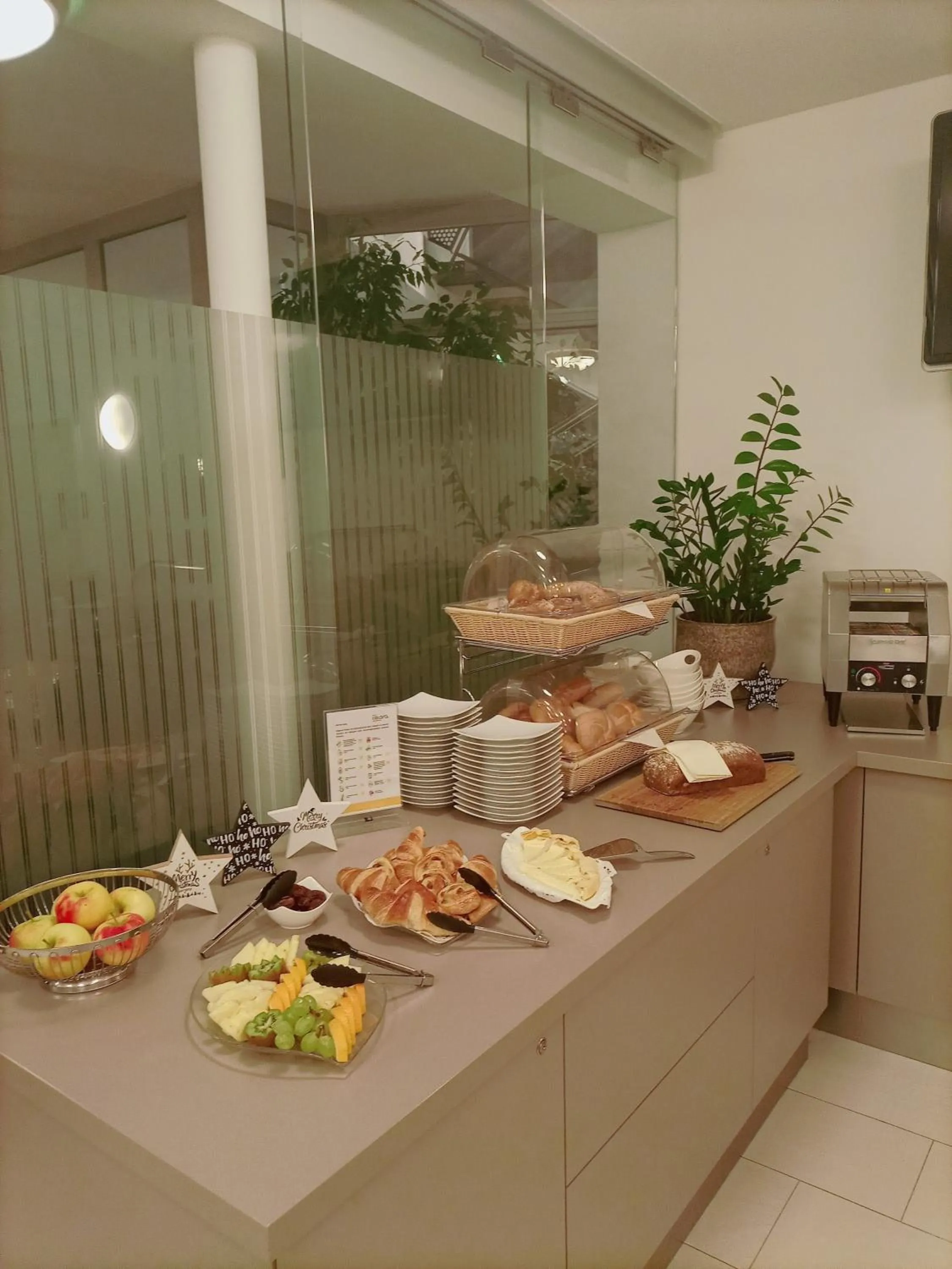 Breakfast in Hotel Garni Colora