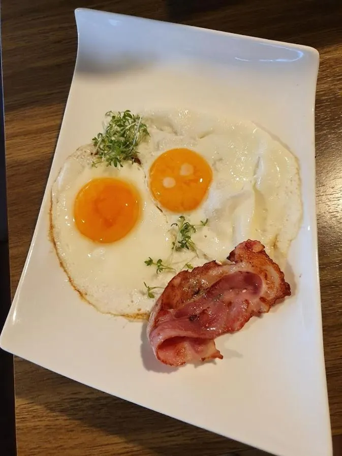 Breakfast in Raffl's Hotel