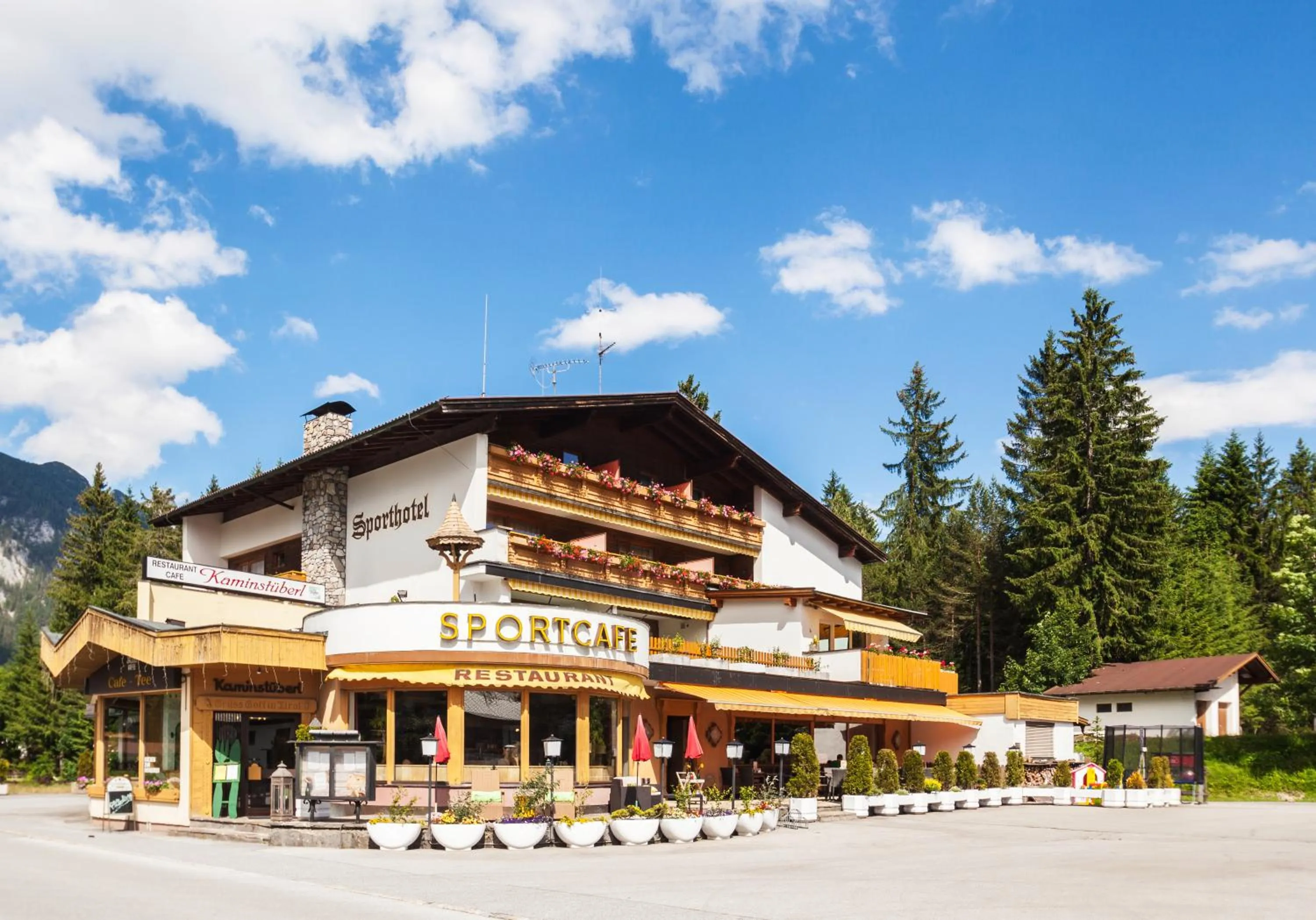 Restaurant/places to eat in Raffl's Hotel