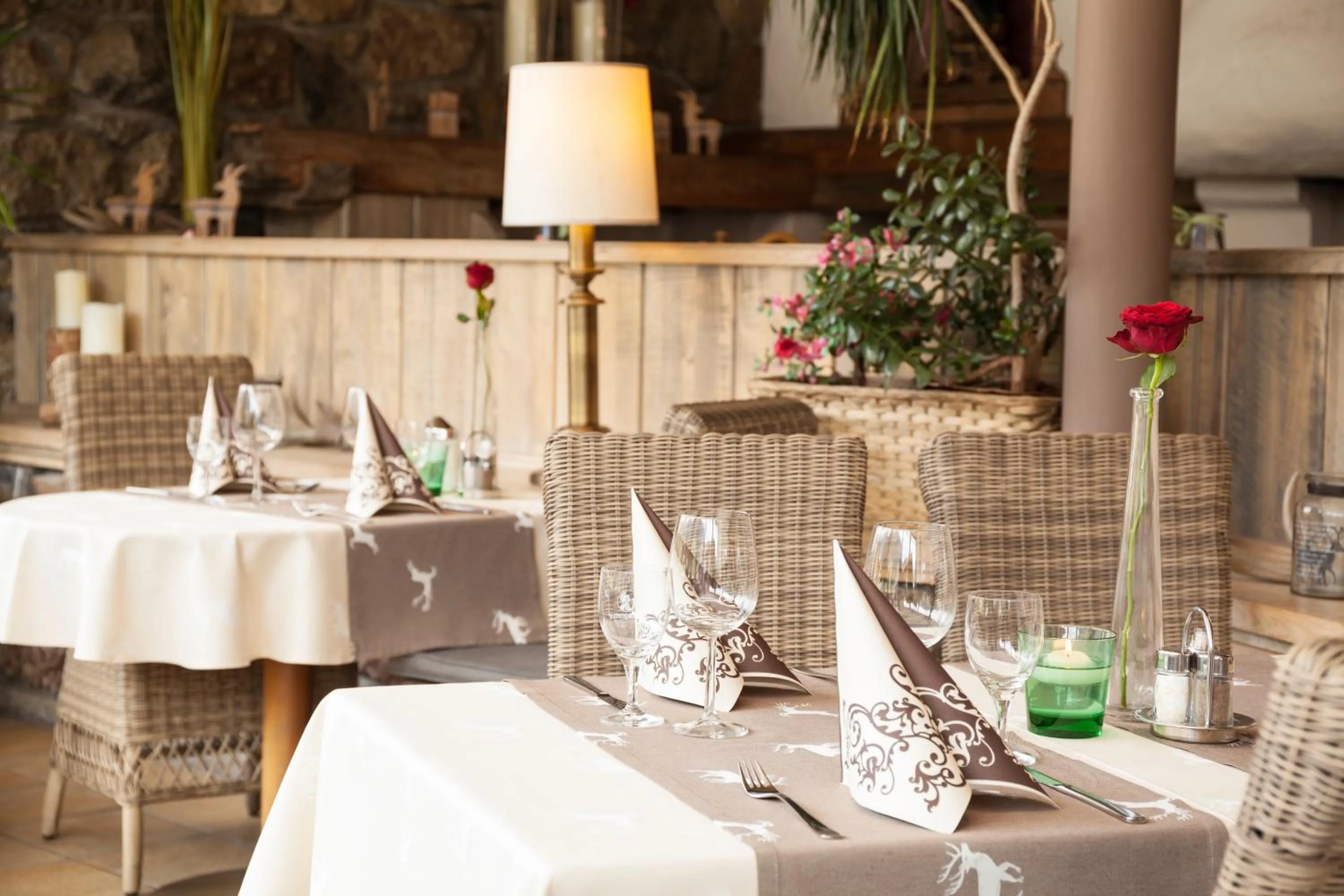 Restaurant/places to eat in Raffl's Hotel