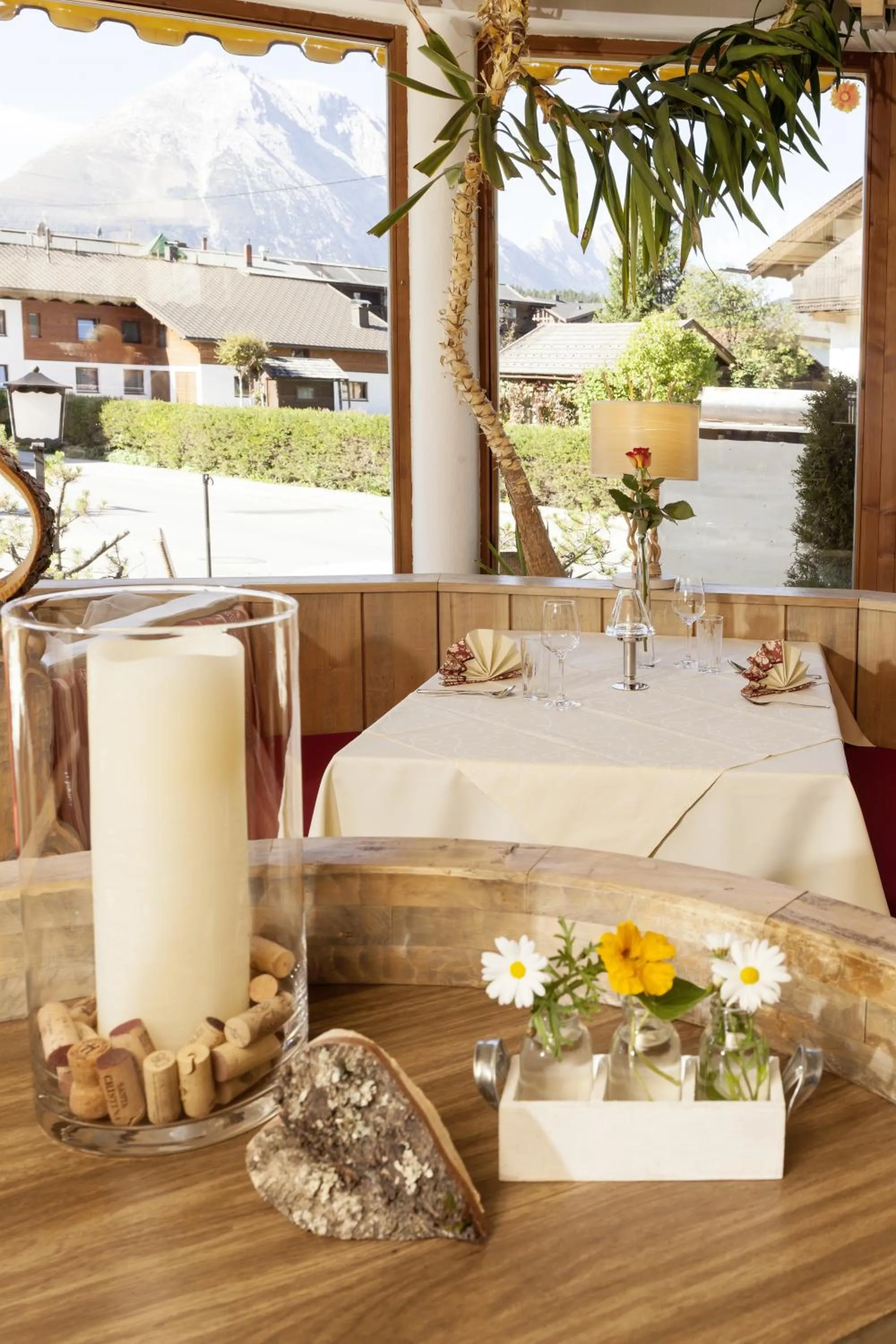 Restaurant/places to eat in Raffl's Hotel