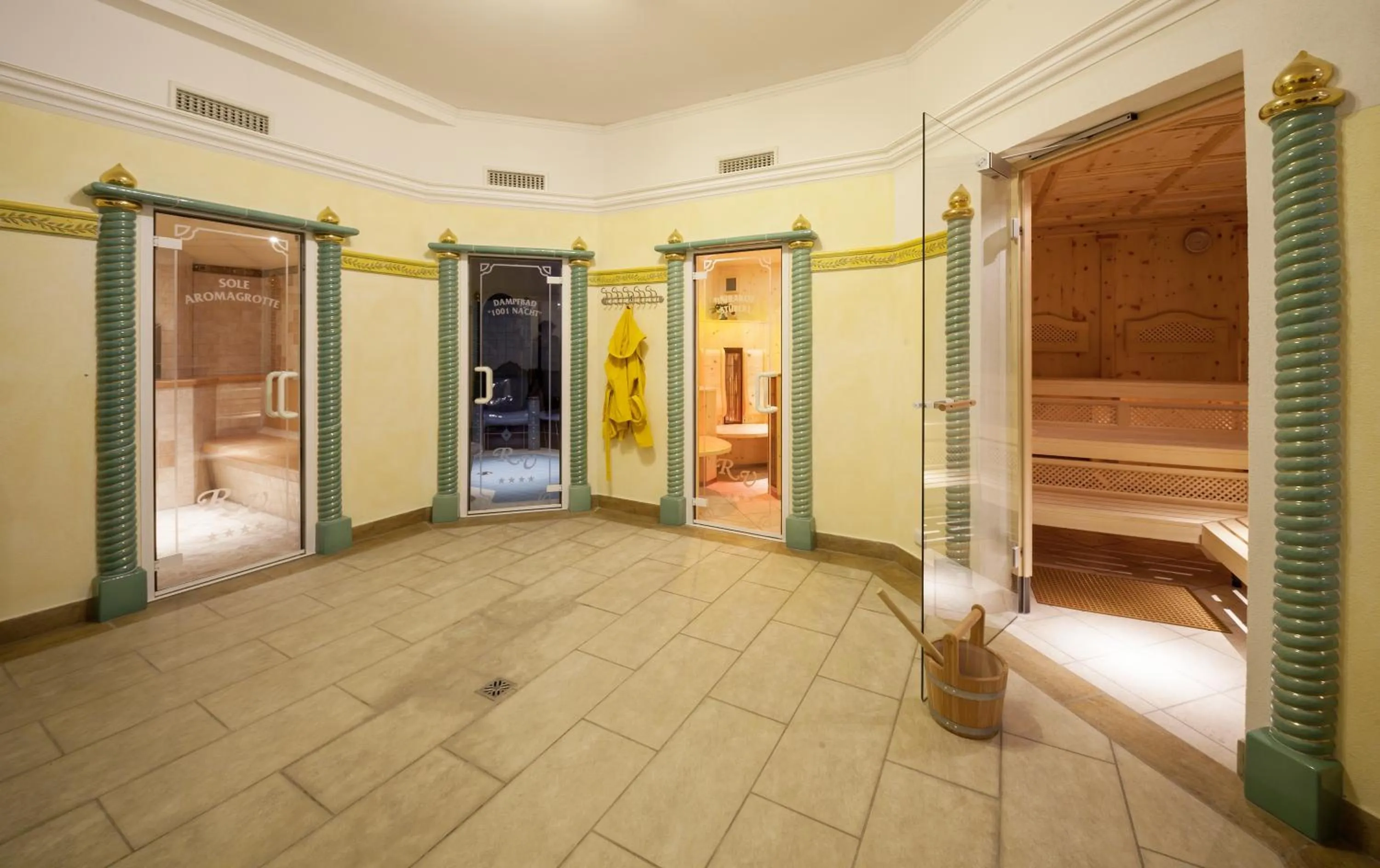 Sauna, Bed in Raffl's Hotel