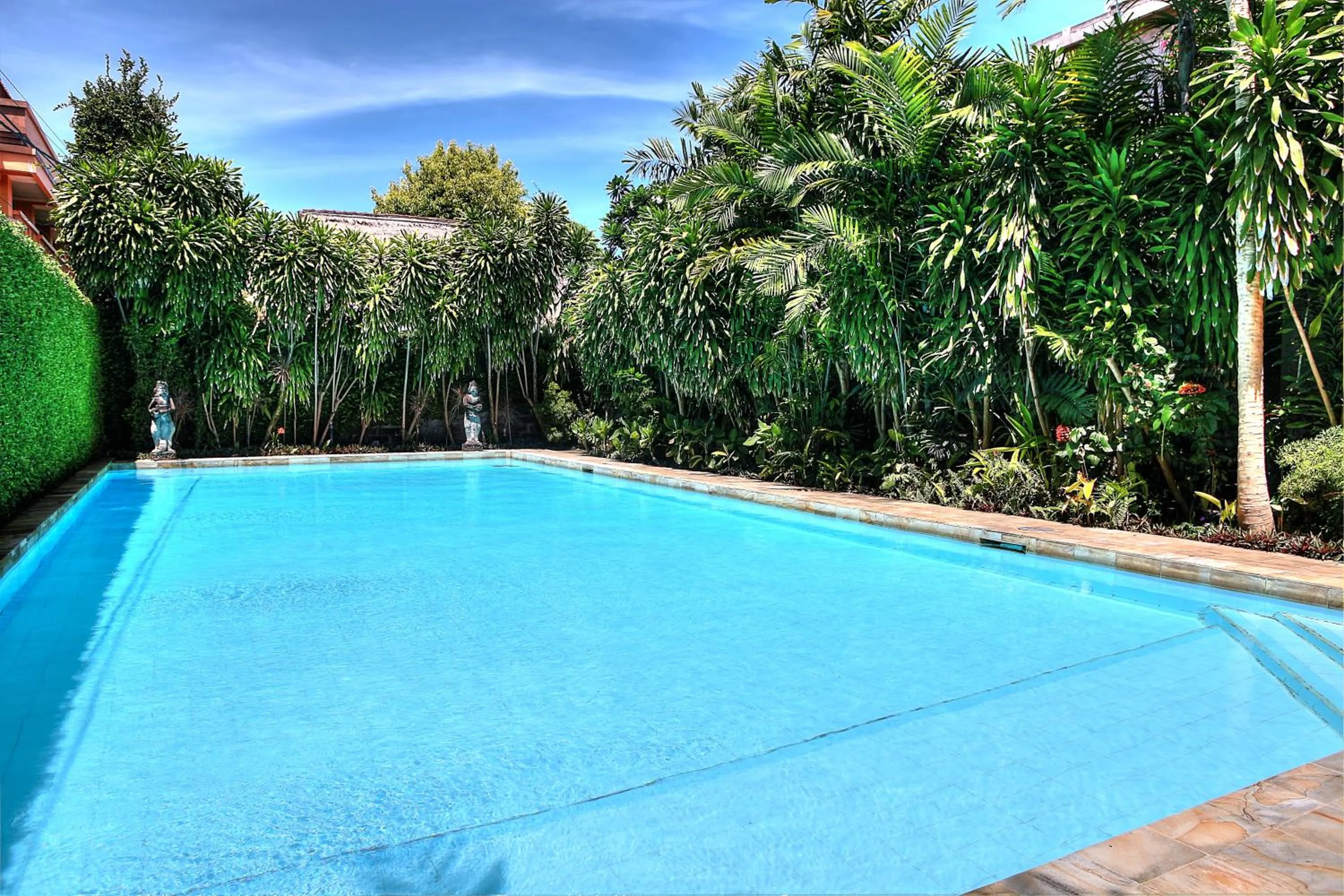 Swimming pool in Raja Gardens Hotel