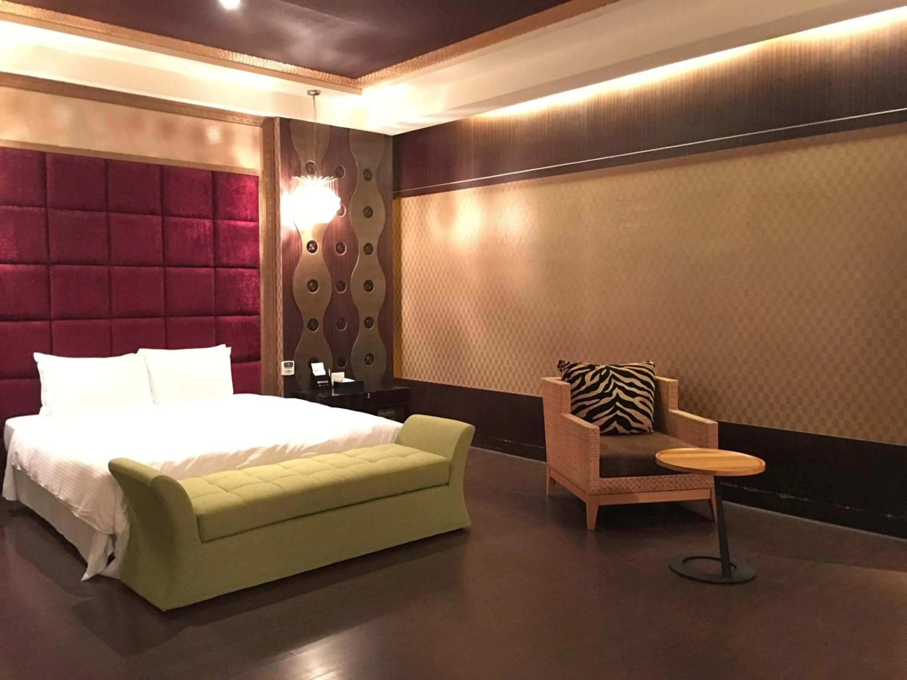 Bed in Her Home Spa Motel Douliu