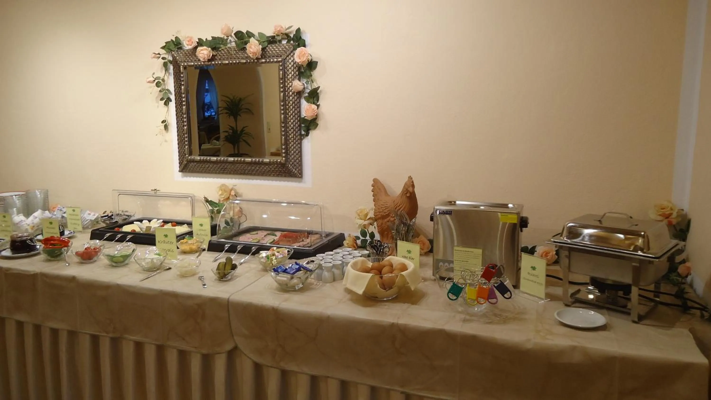 Buffet breakfast in Landhaus Klausnerhof Hotel Garni