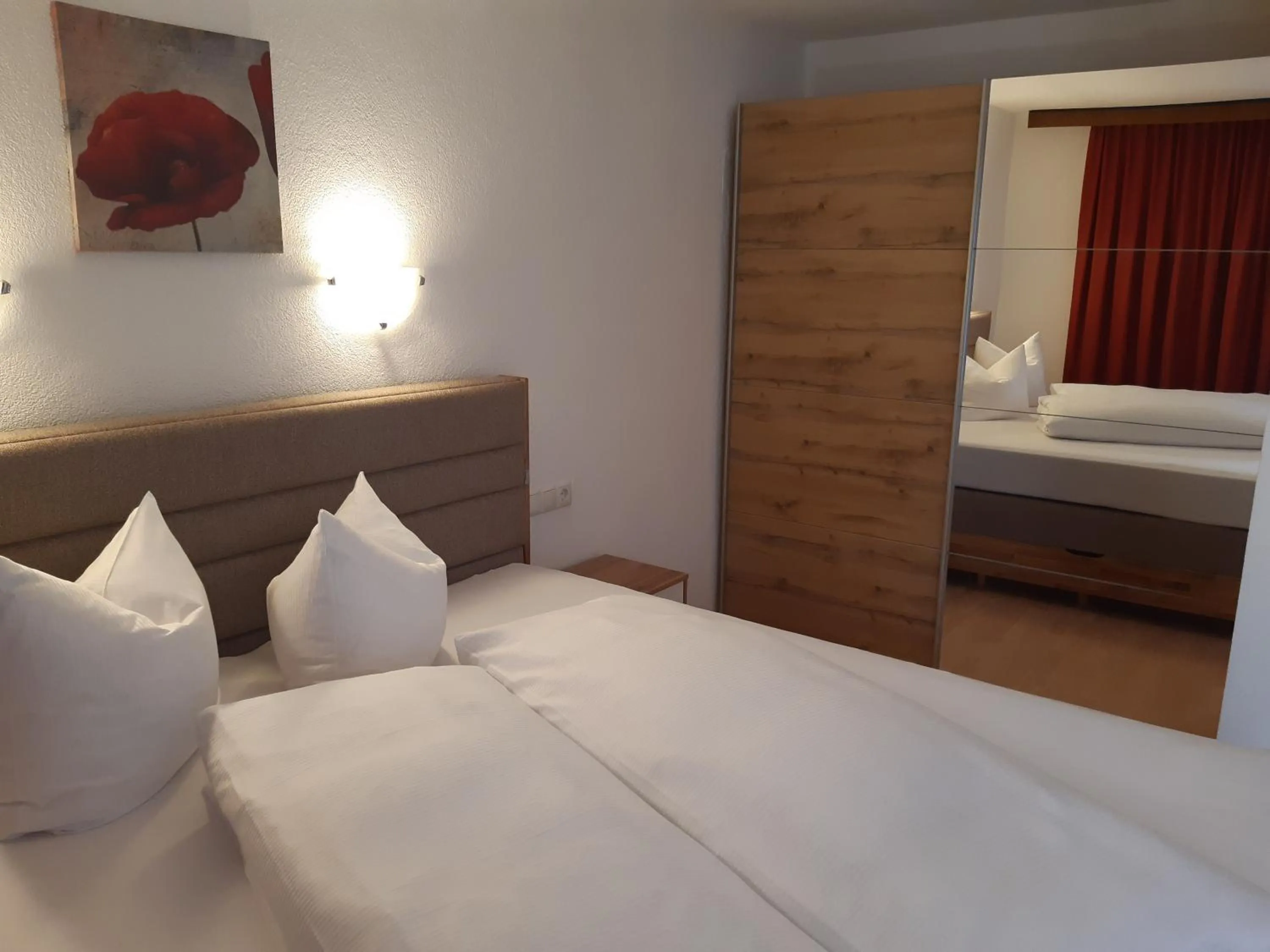 Bedroom, Bed in Landhaus Klausnerhof Hotel Garni