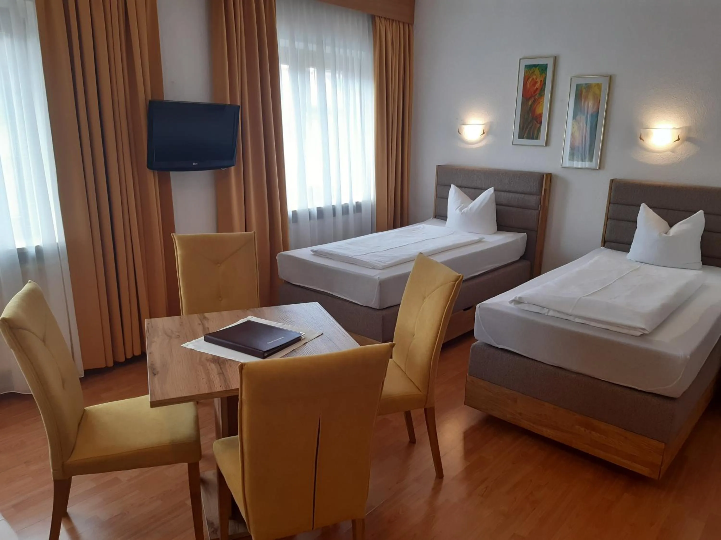 Bedroom, Bed in Landhaus Klausnerhof Hotel Garni