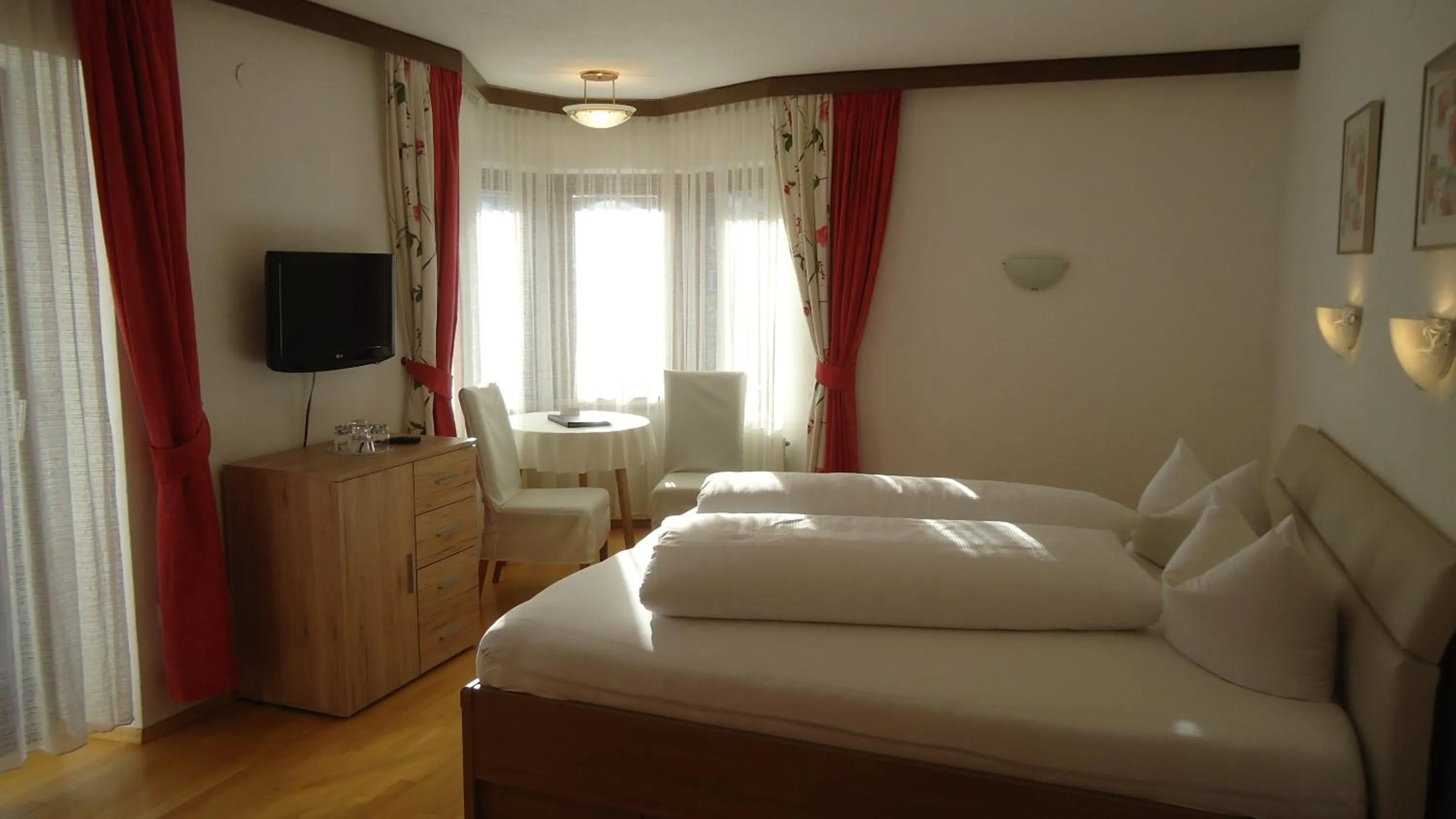 Bedroom, Bed in Landhaus Klausnerhof Hotel Garni