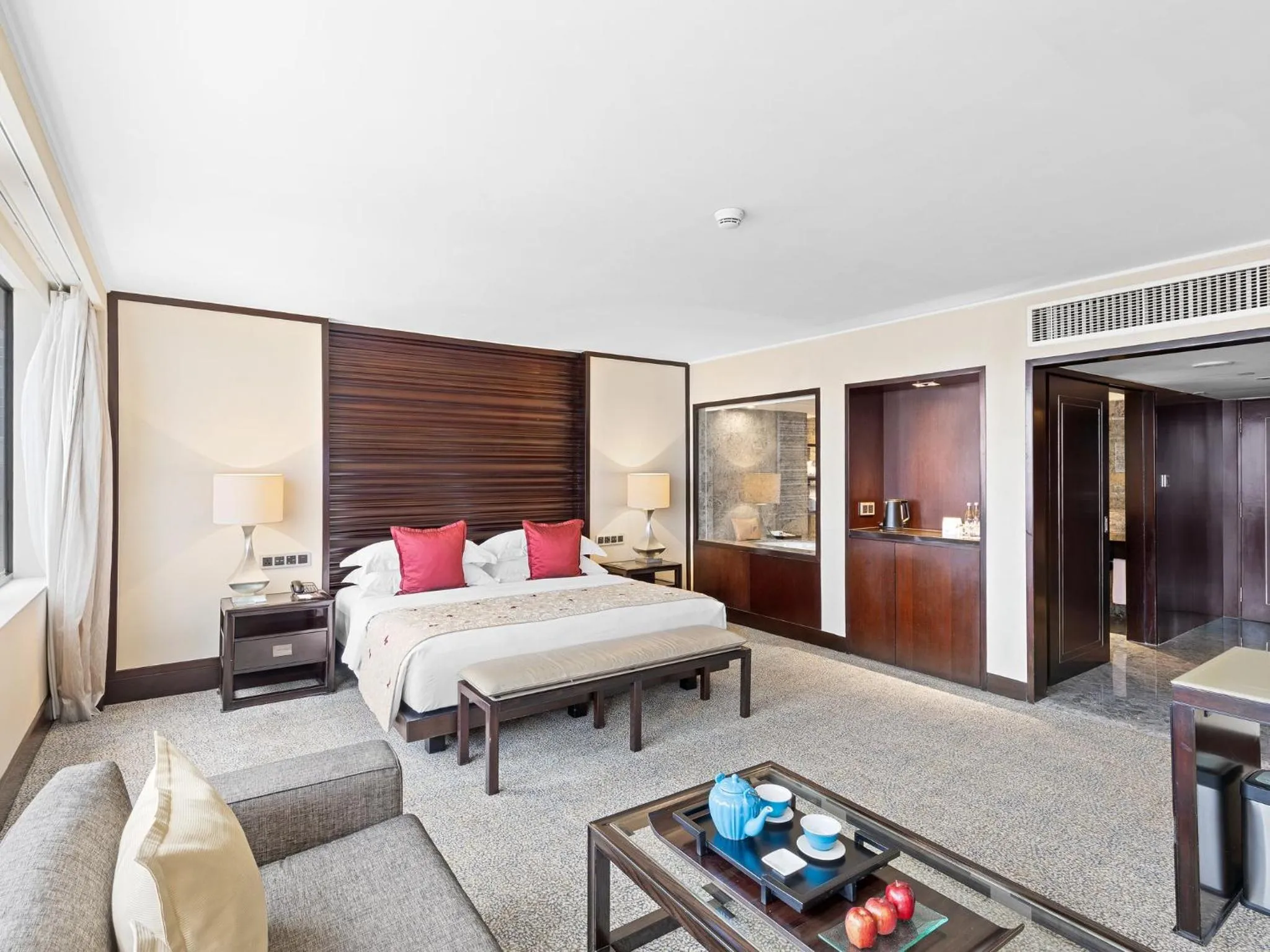 Photo of the whole room, Bed in Mandarin Oriental, Jakarta