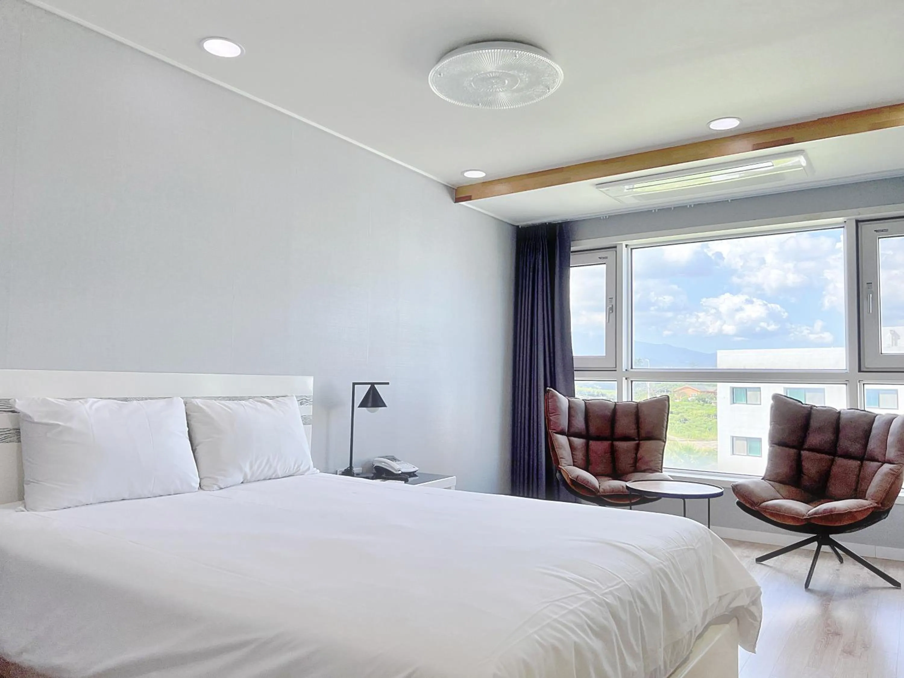 View (from property/room), Bed in HOTEL SWEETCASTLE