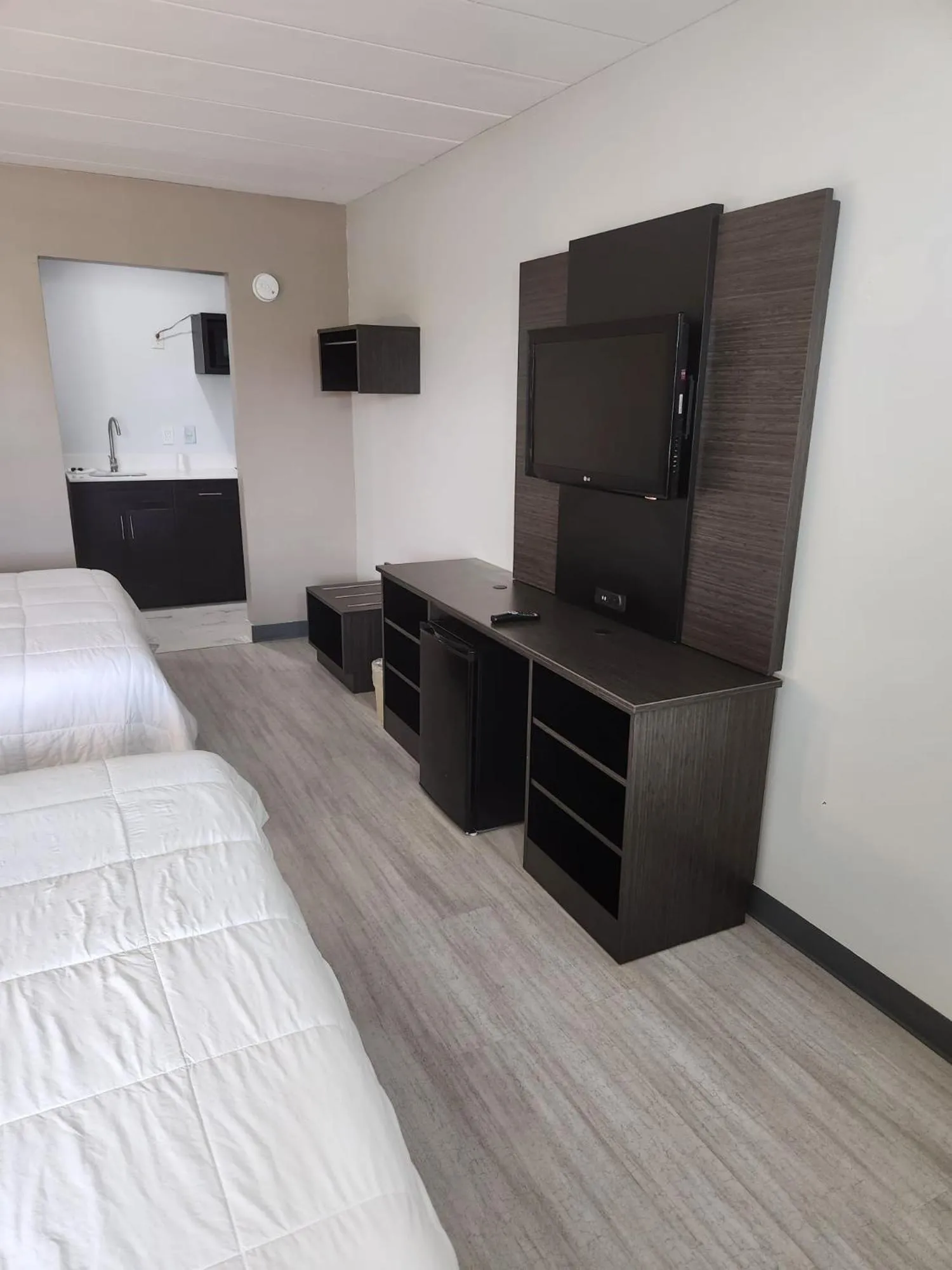 Communal lounge/ TV room, Bed in Royal Inn Hotel