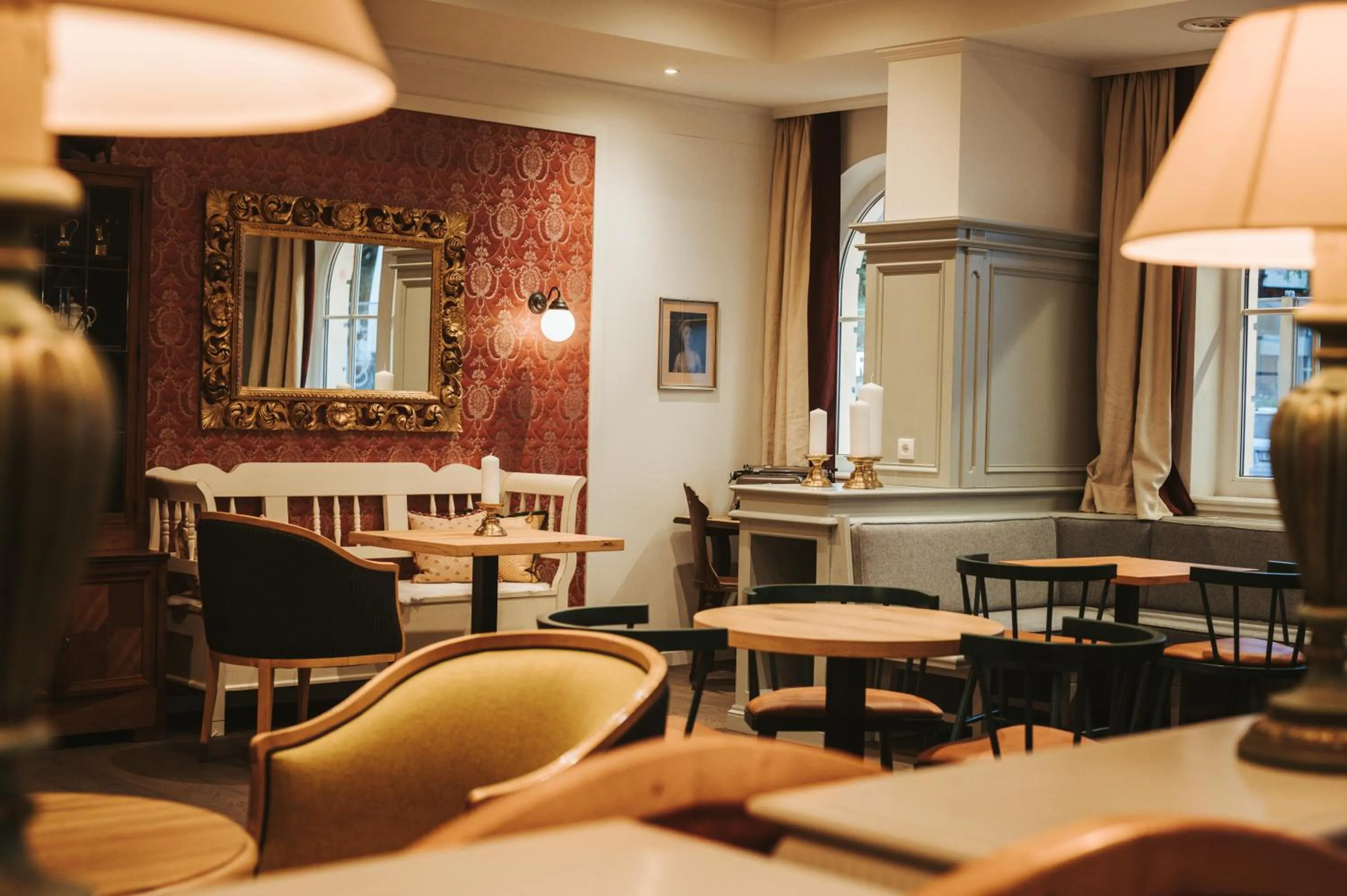 Lounge or bar in HENRI Country House Seefeld