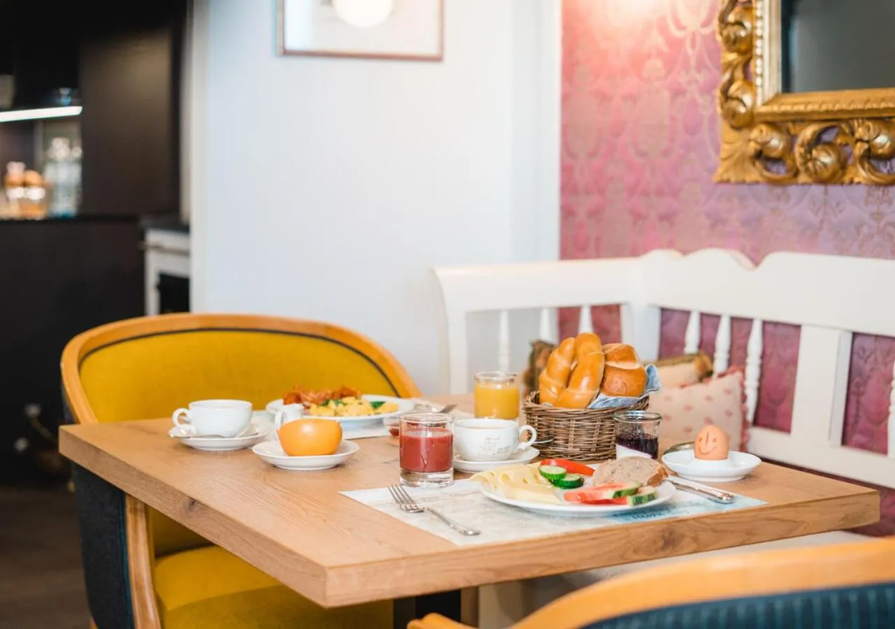 Breakfast in HENRI Country House Seefeld