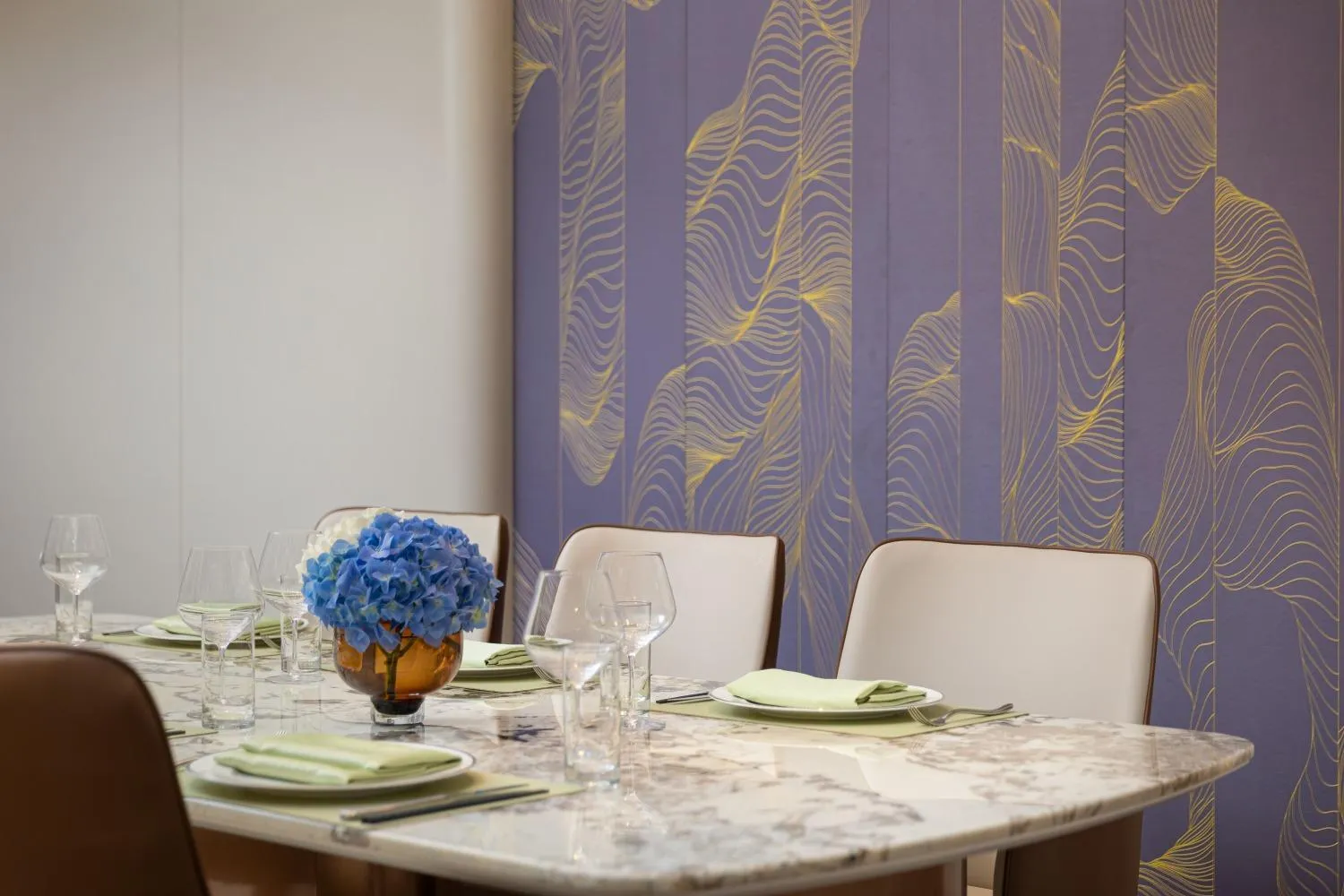 Dining area in Sunworld Dynasty Hotel Beijing Wangfujing