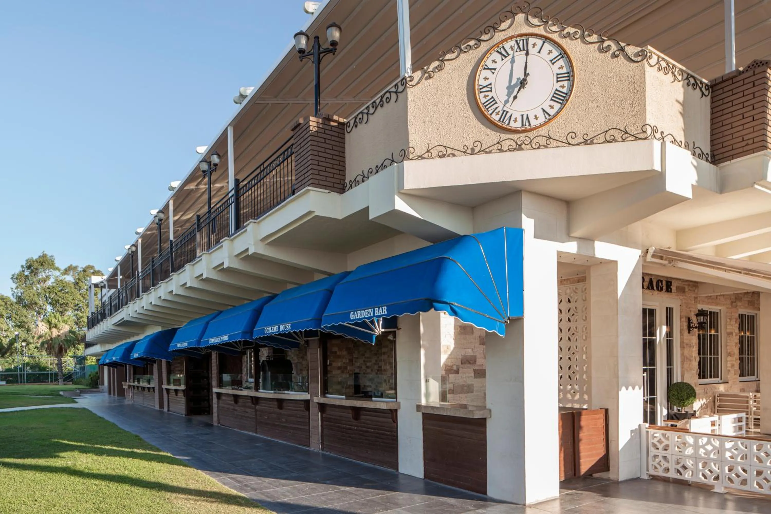 Restaurant/places to eat in Papillon Belvil Holiday Village