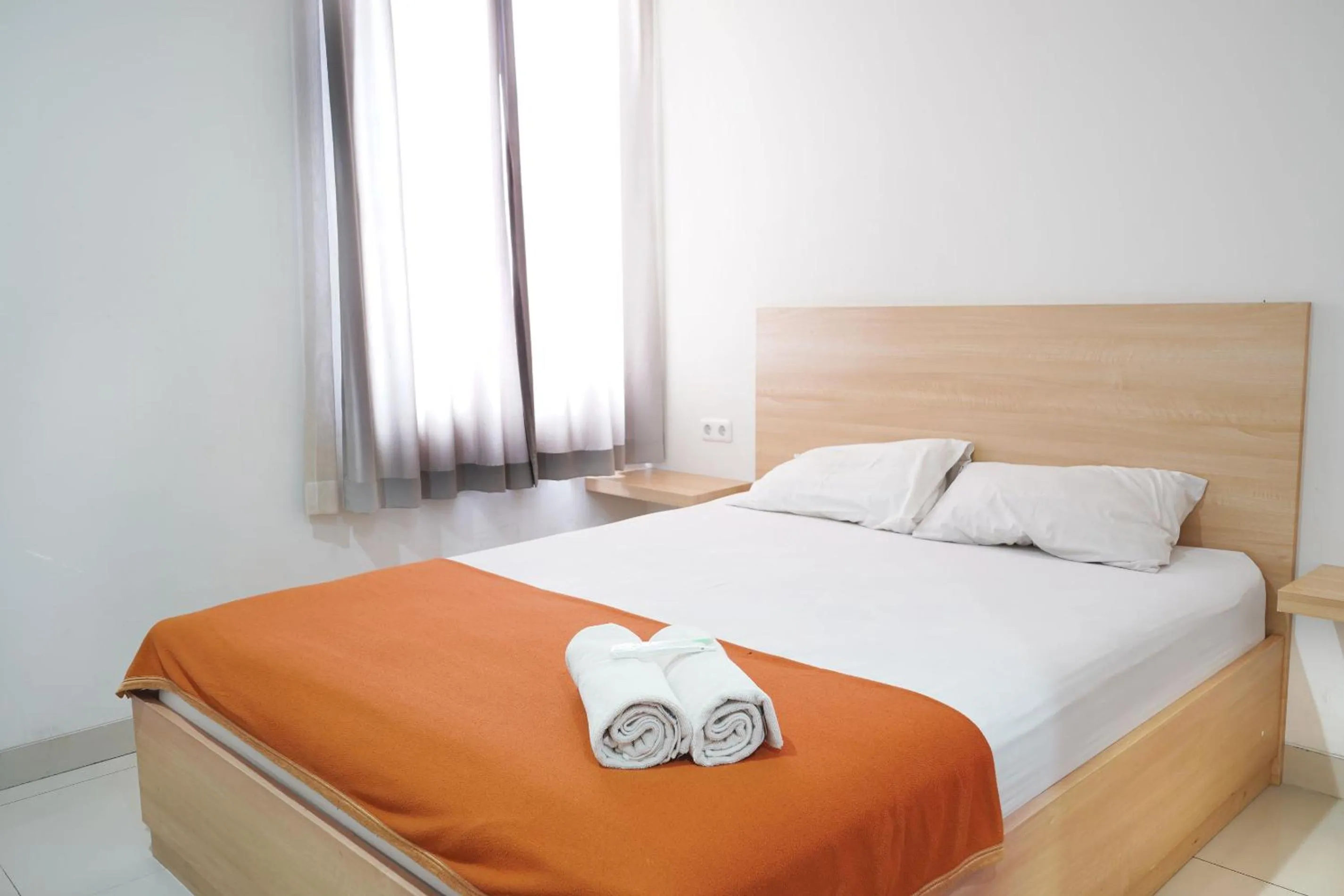 Bedroom, Bed in UROOMS Tanah Abang